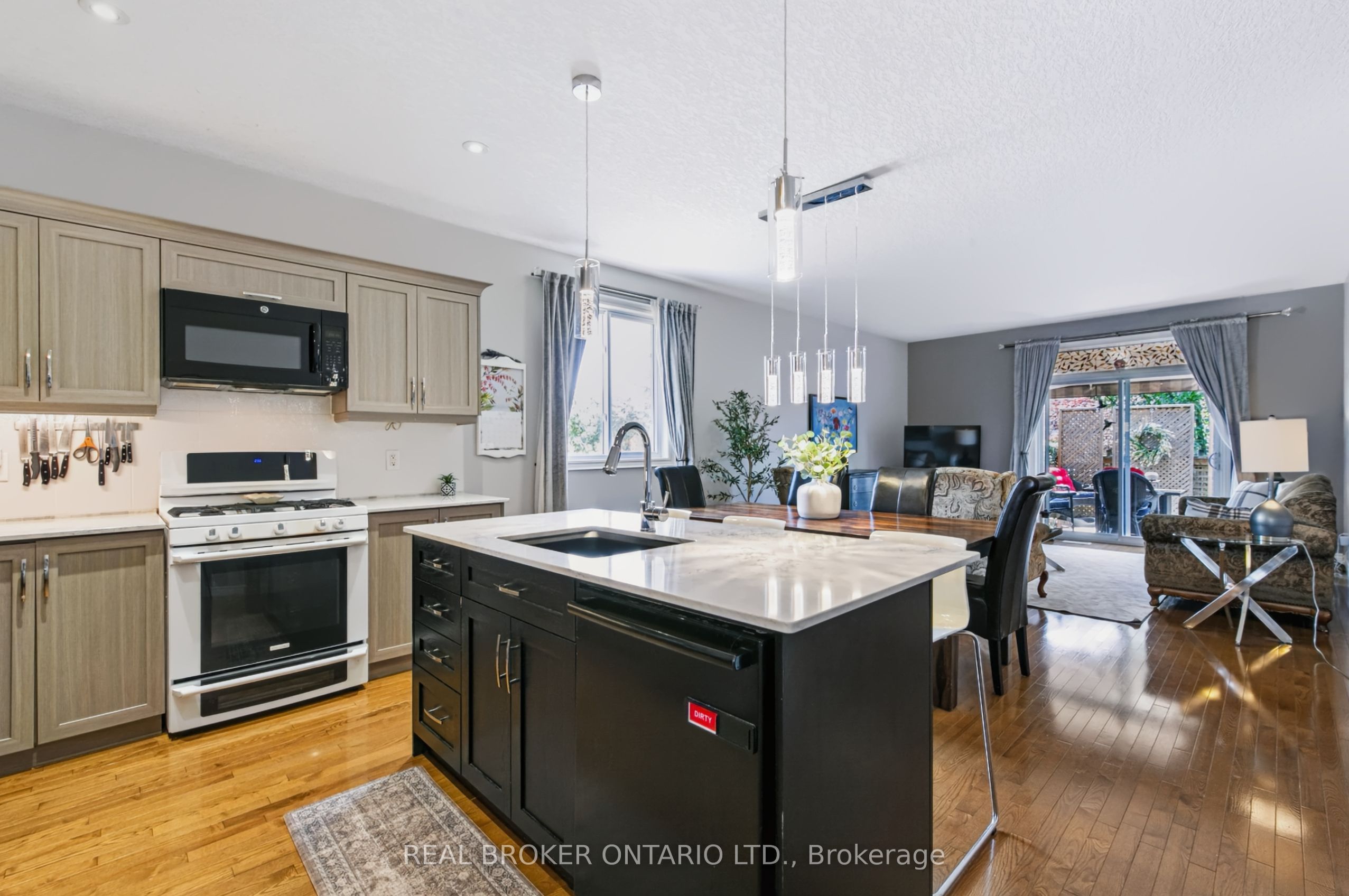 244 Dundas Street W 22 Property Photo 7