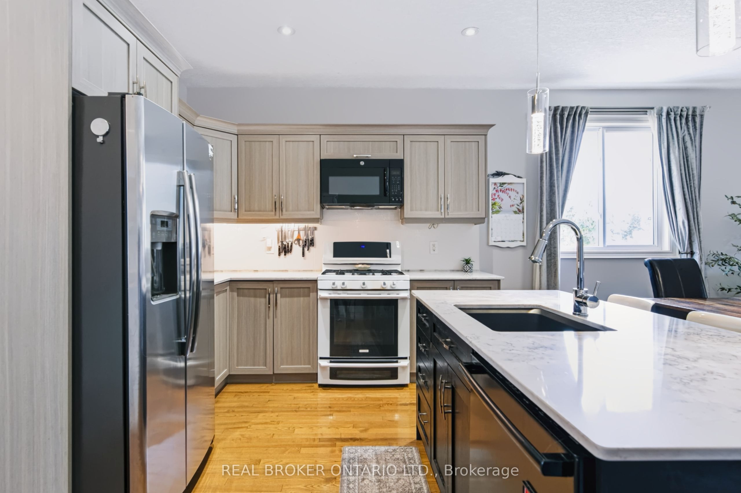 244 Dundas Street W 22 Property Photo 9