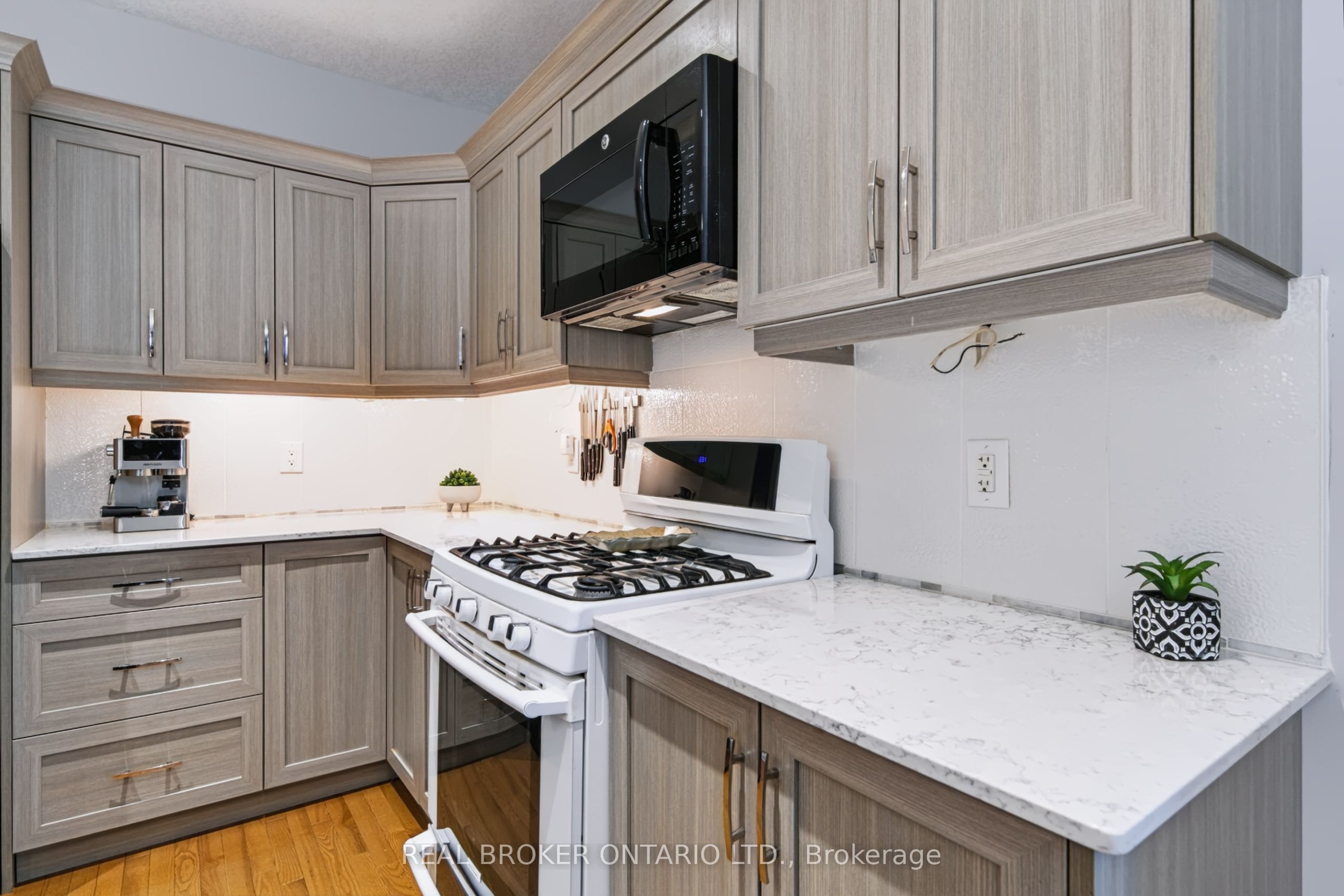 244 Dundas Street W 22 Property Photo 11