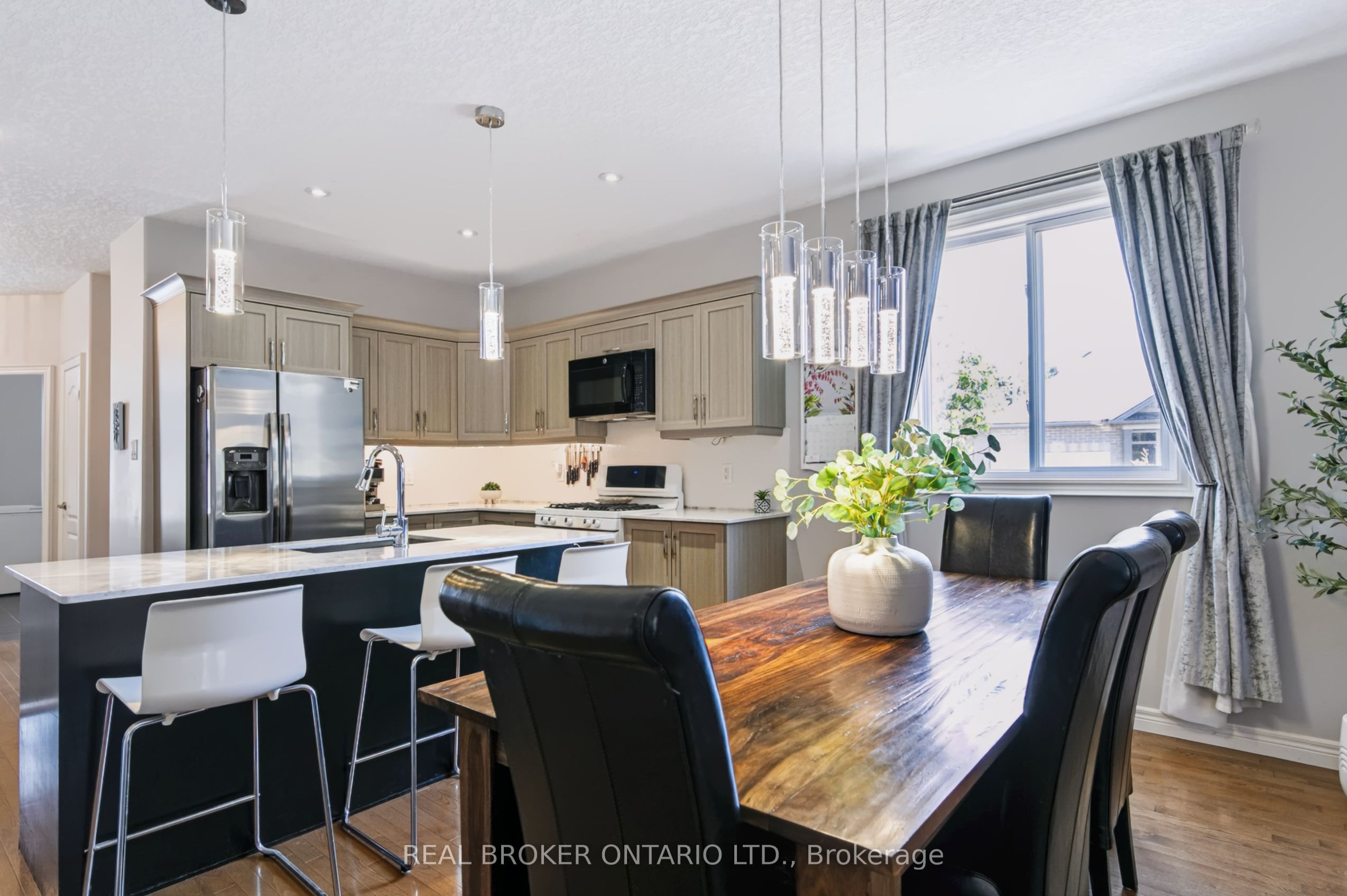 244 Dundas Street W 22 Property Photo 14