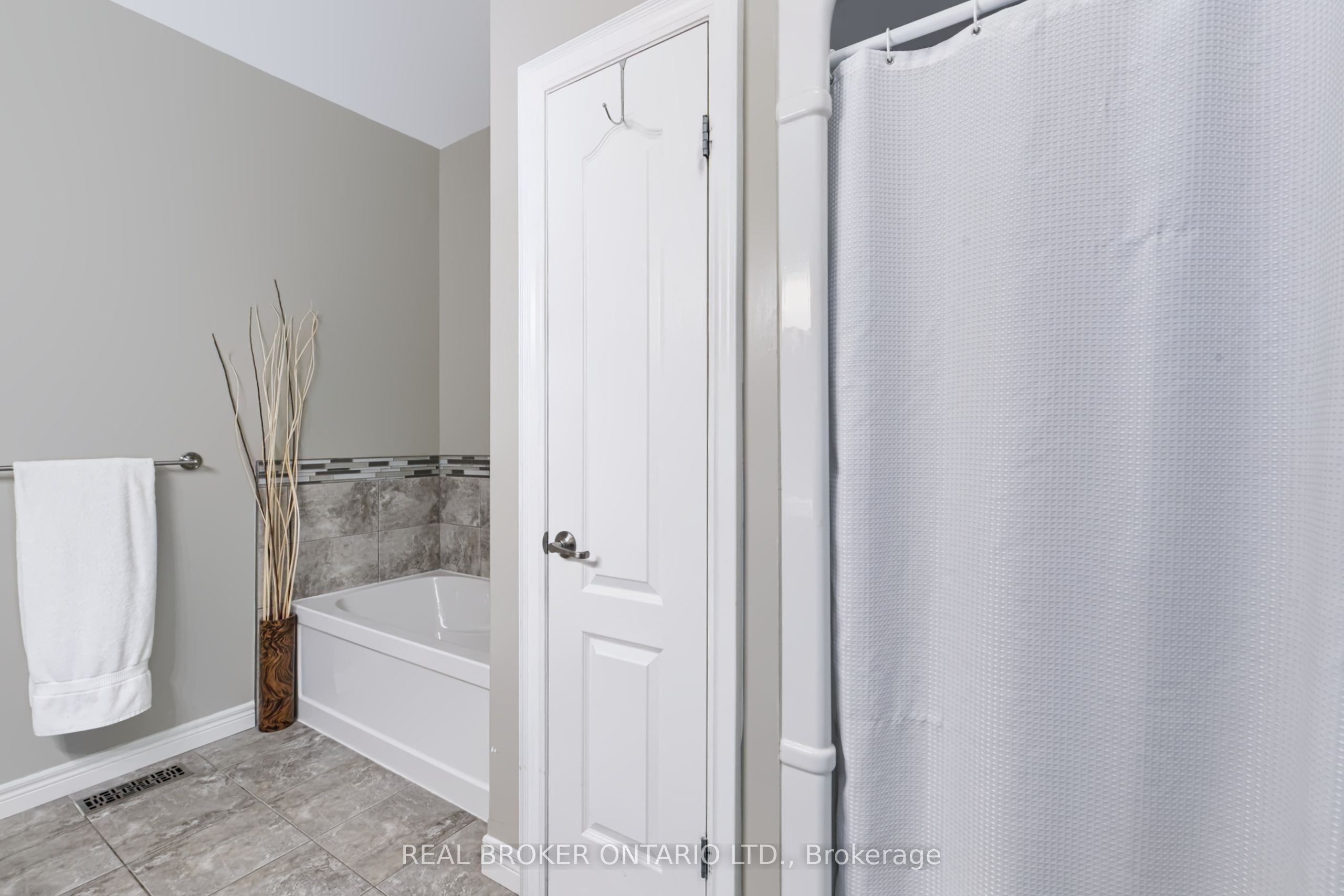 244 Dundas Street W 22 Property Photo 19