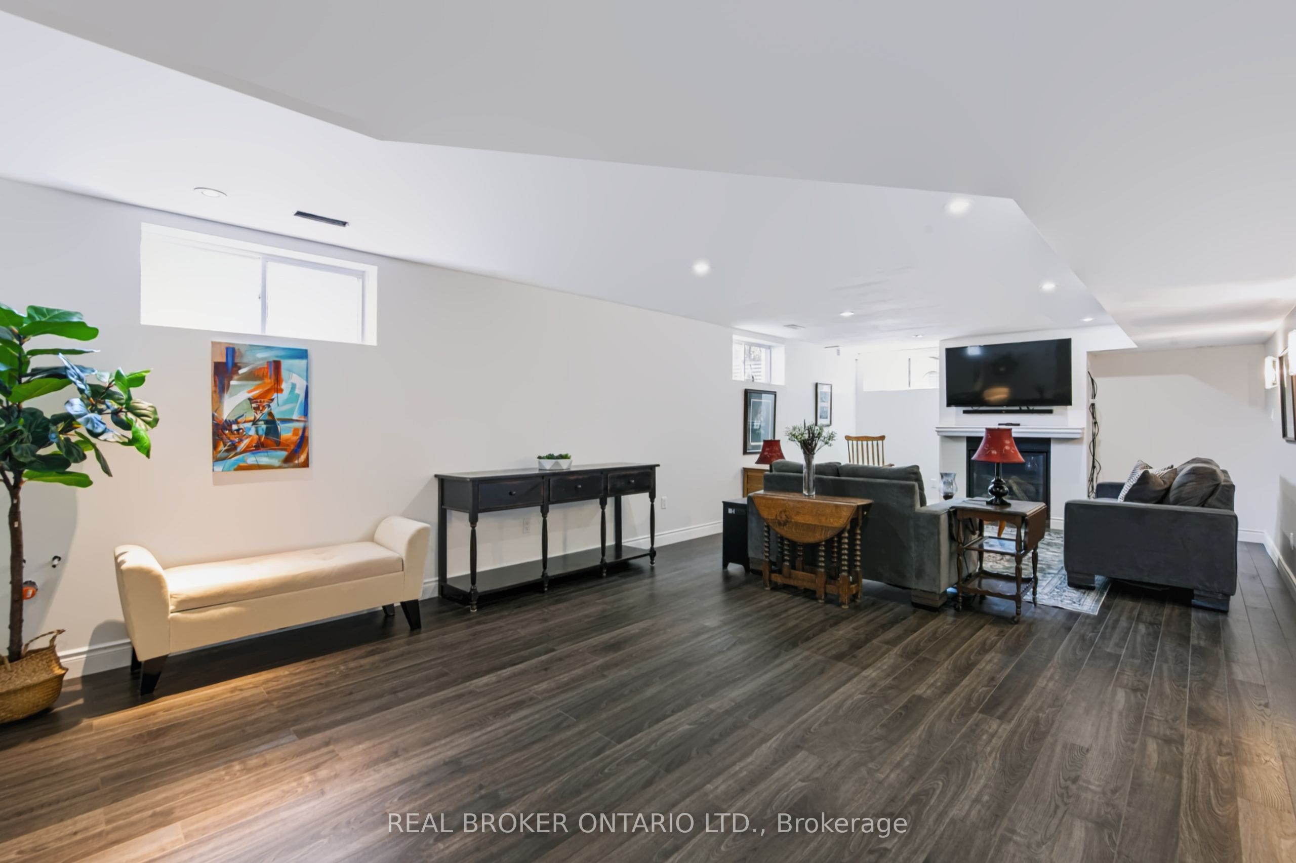 244 Dundas Street W 22 Property Photo 21