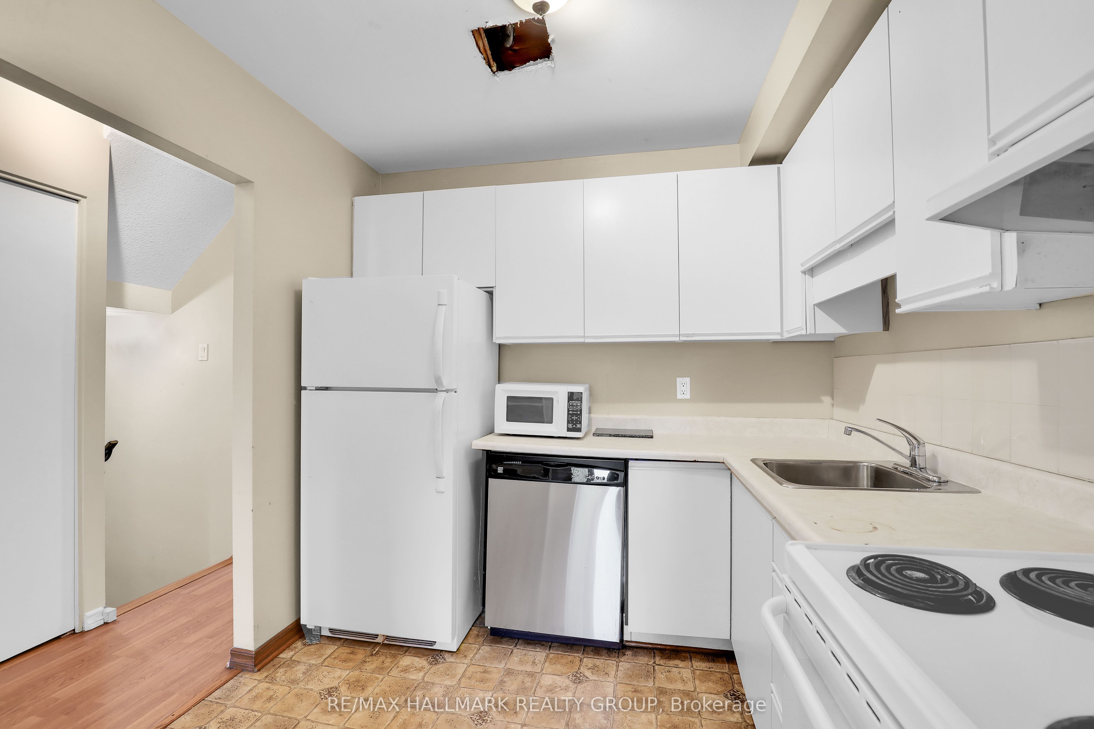 924 Dynes Road Property Photo 4