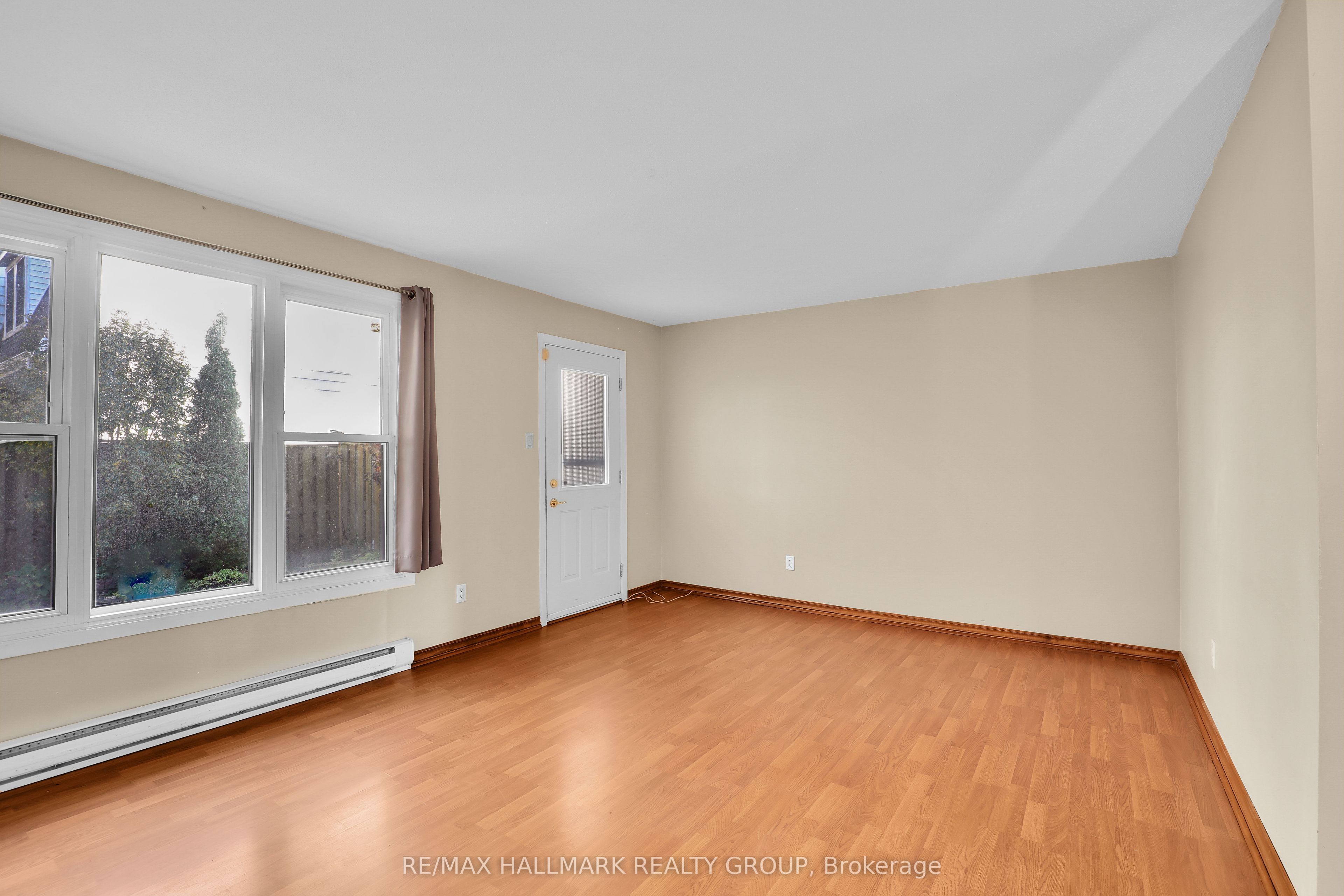924 Dynes Road Property Photo 6
