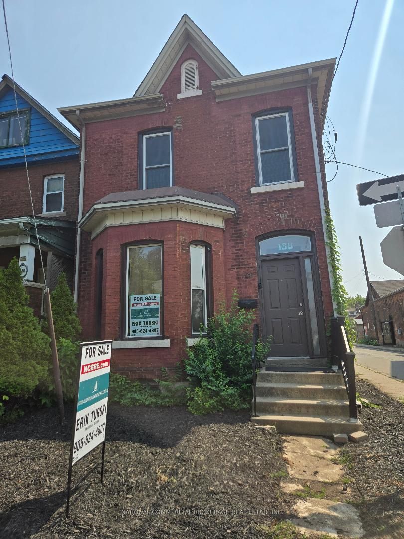 138 Victoria Avenue N Property Photo 2