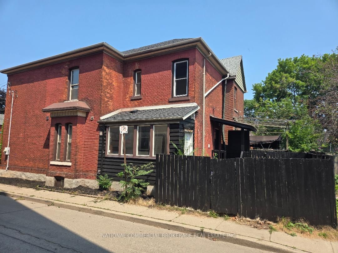 138 Victoria Avenue N Property Photo 3