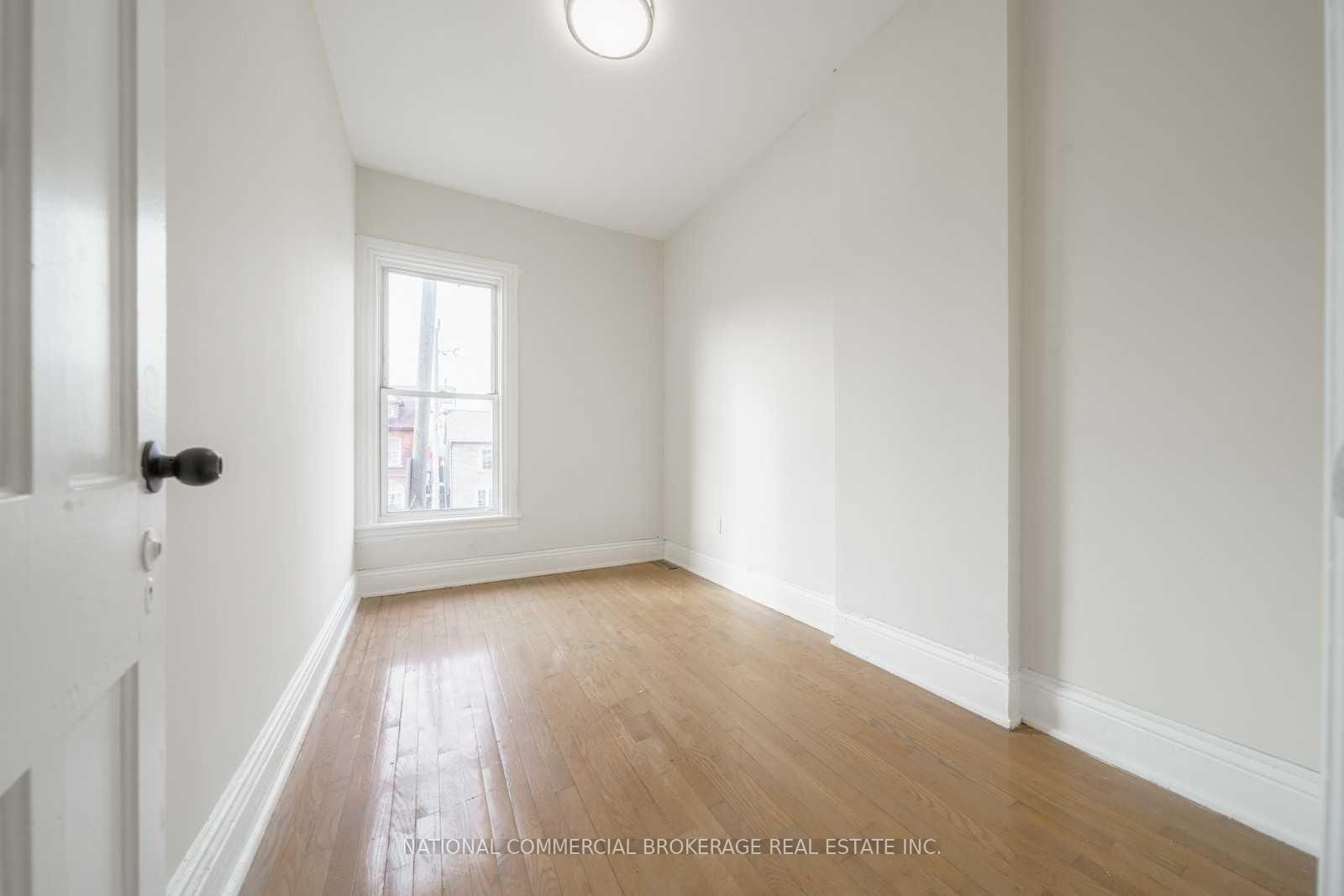138 Victoria Avenue N Property Photo 5