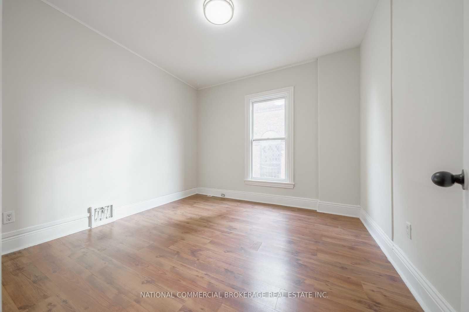 138 Victoria Avenue N Property Photo 6