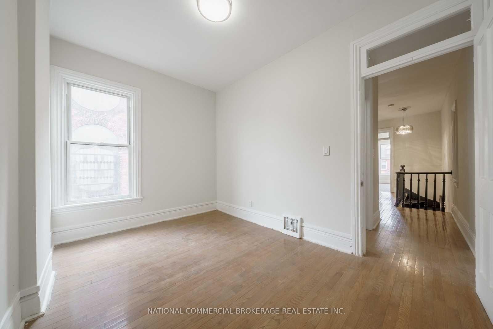 138 Victoria Avenue N Property Photo 8