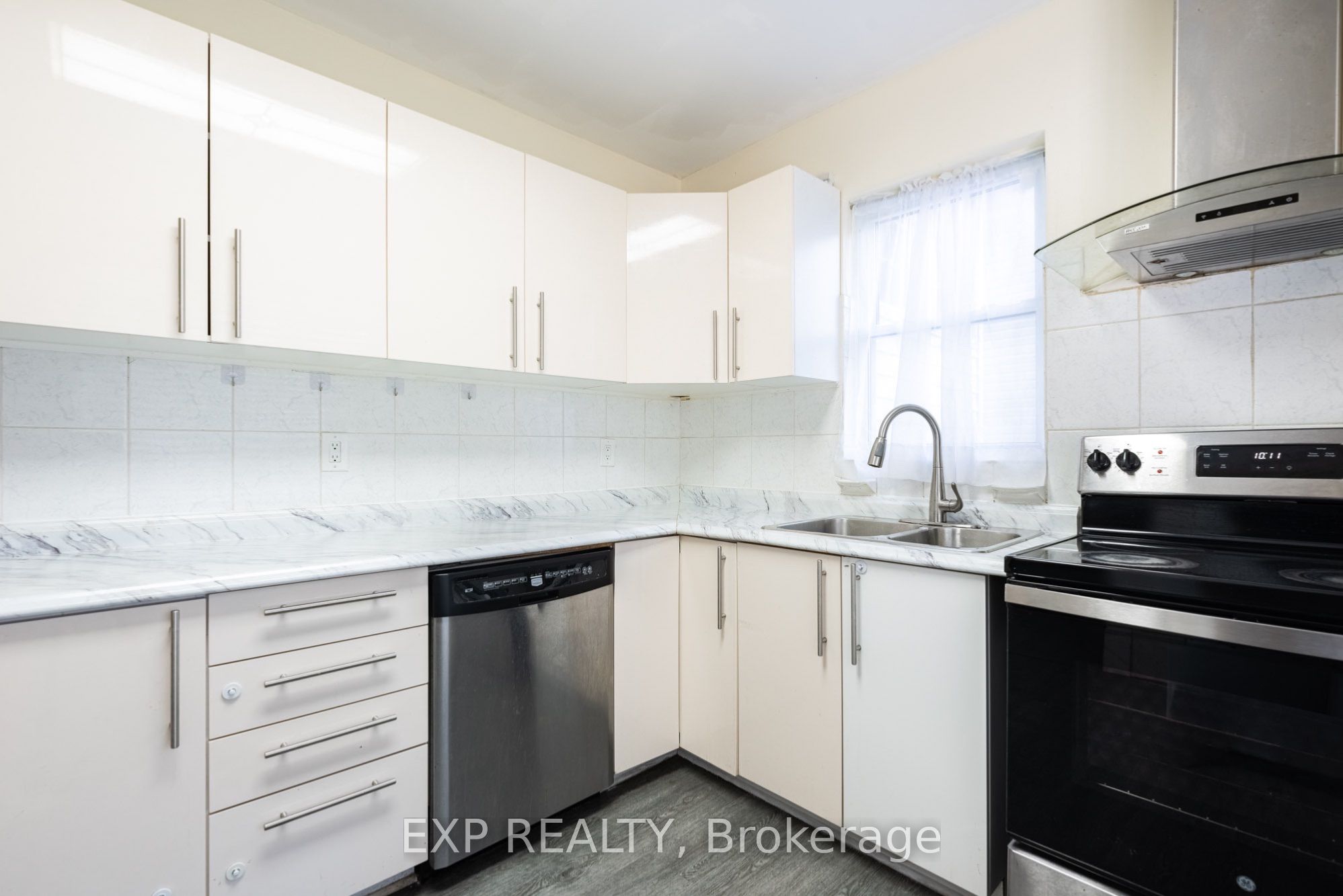 4613 Ryerson Crescent Property Photo 7