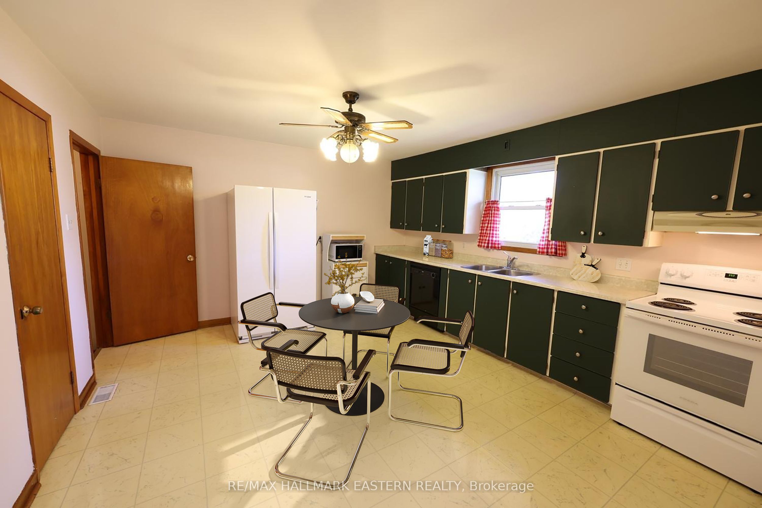 161 River Street E Property Photo 6