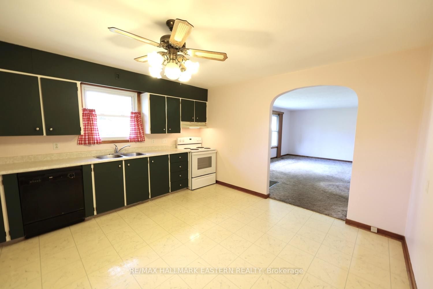 161 River Street E Property Photo 14