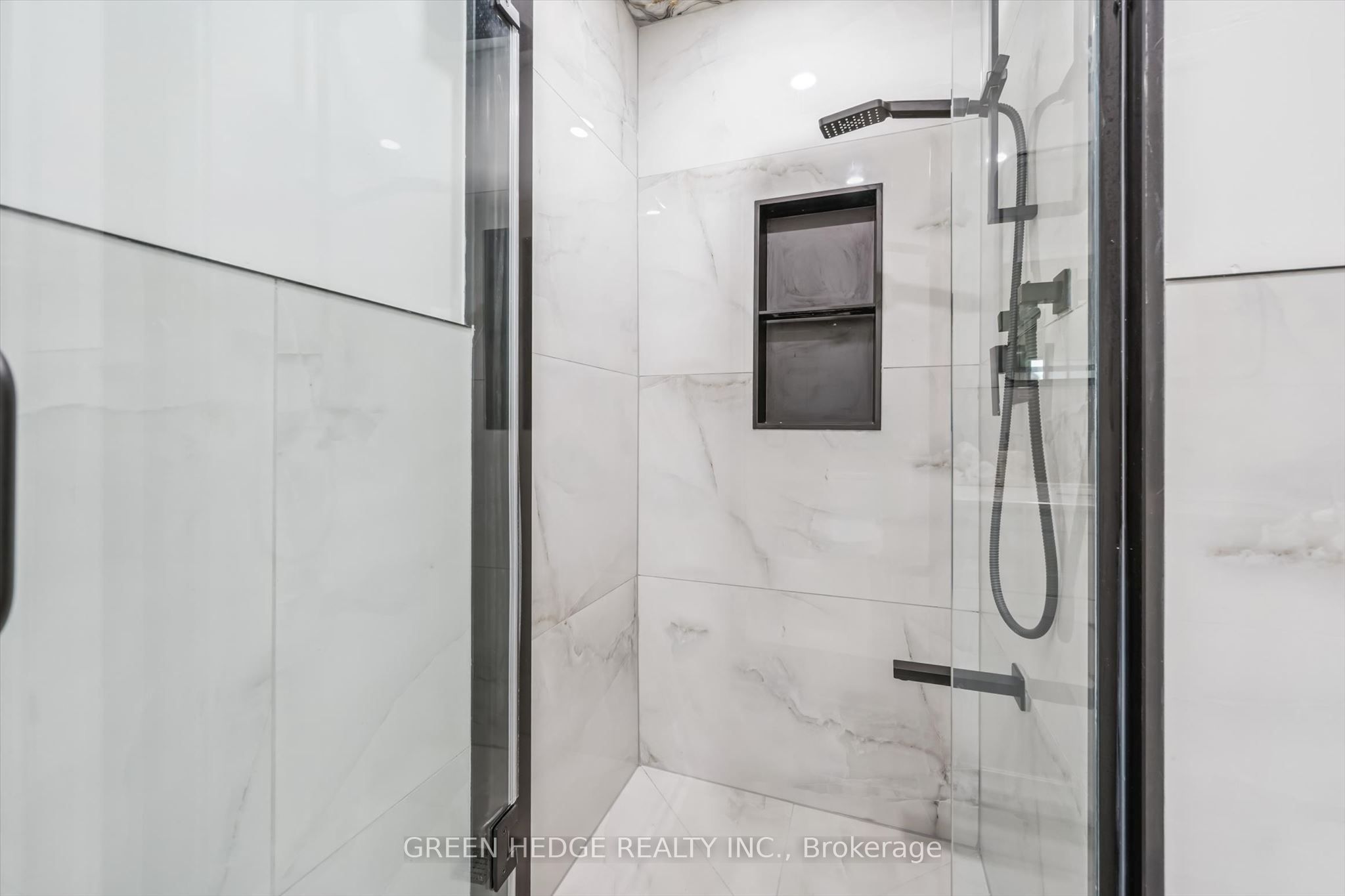 385 Village Crescent Property Photo 24