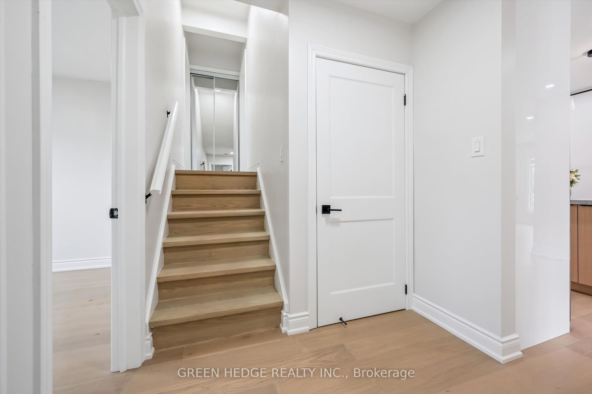 385 Village Crescent Property Photo 27