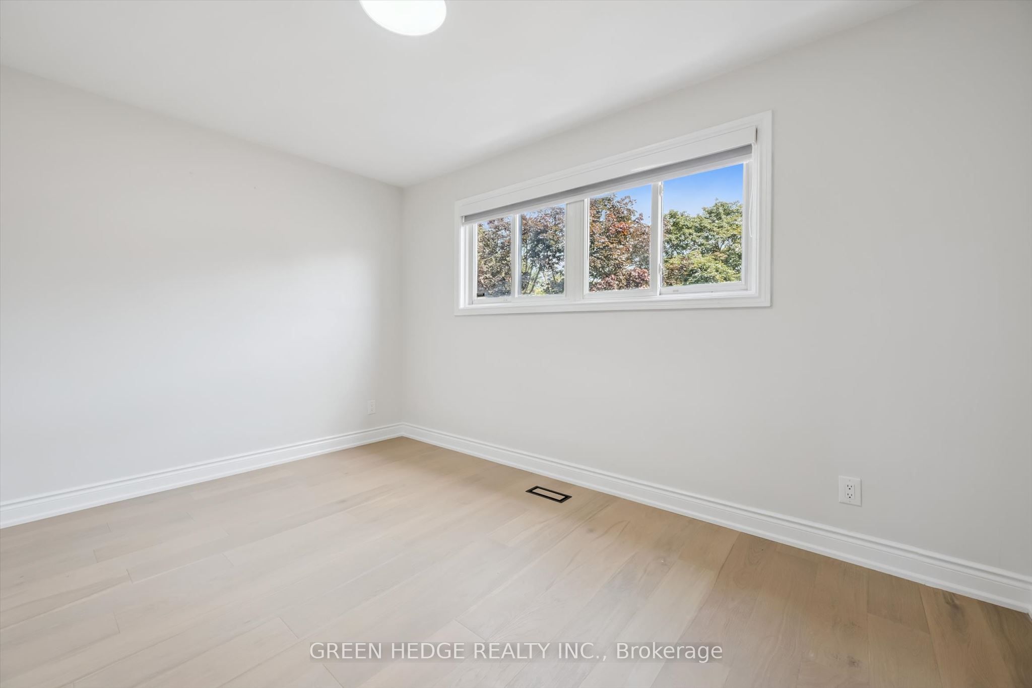 385 Village Crescent Property Photo 30