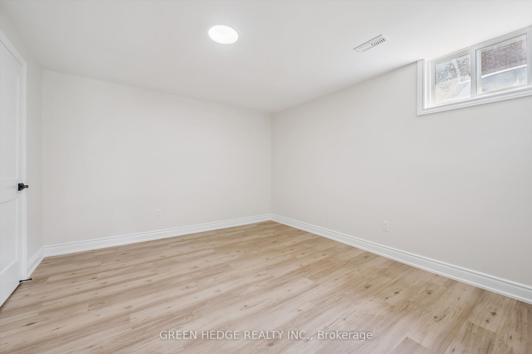 385 Village Crescent Property Photo 38