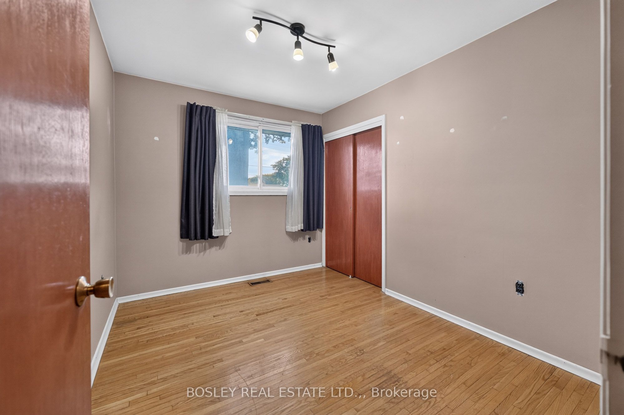 4452 Dorchester Road Property Photo 11