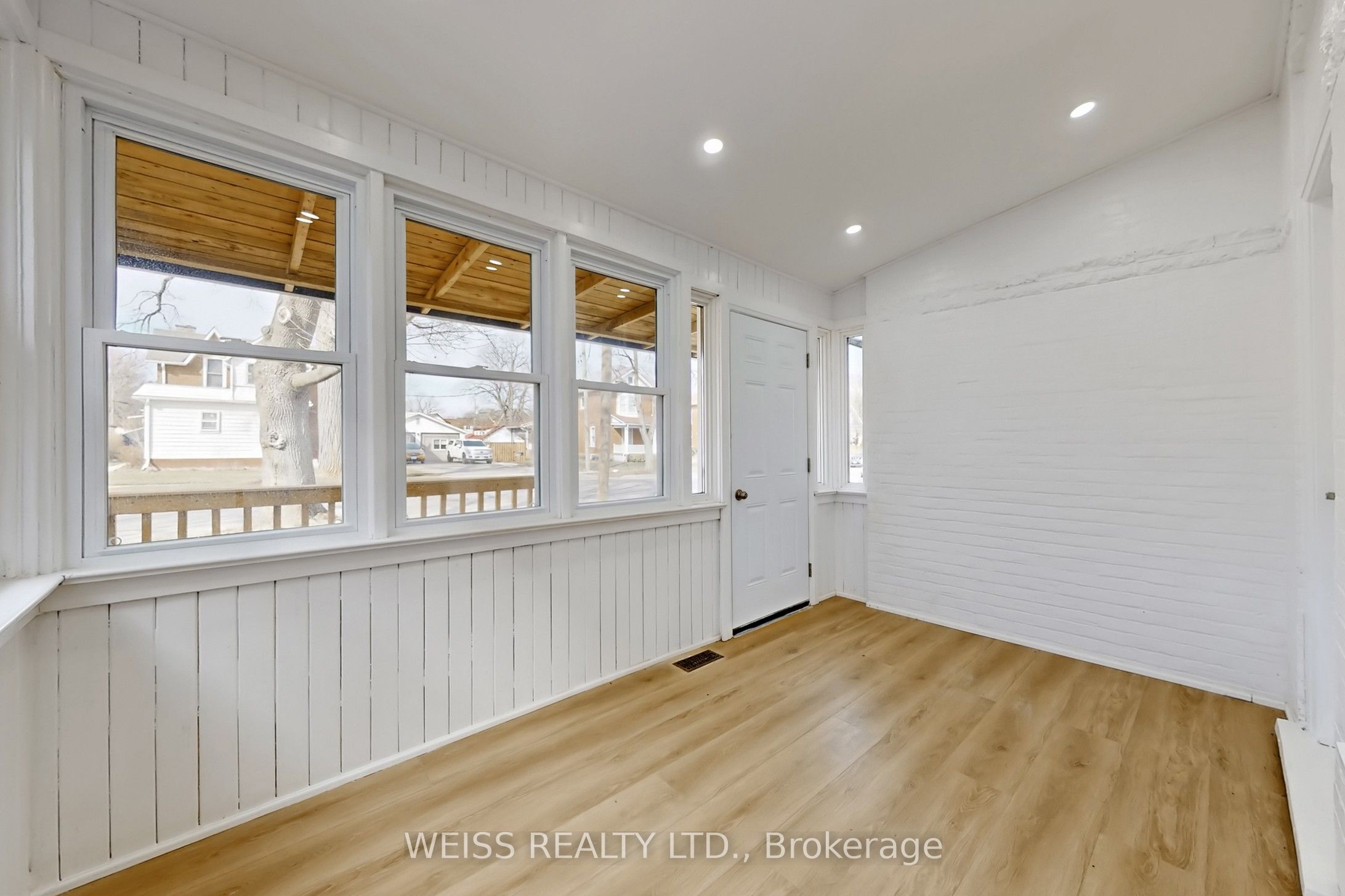 181 Talbot Street N Property Photo 2