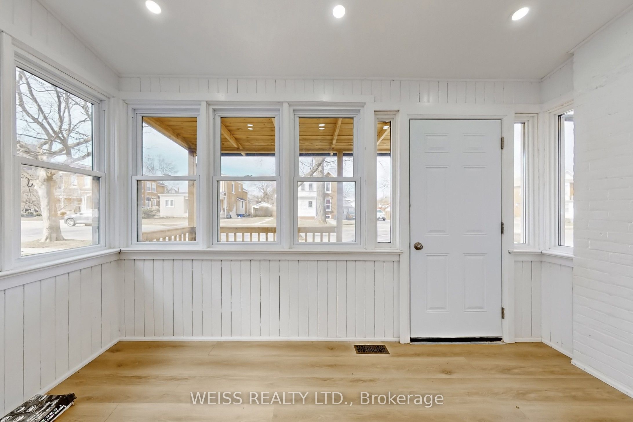 181 Talbot Street N Property Photo 3