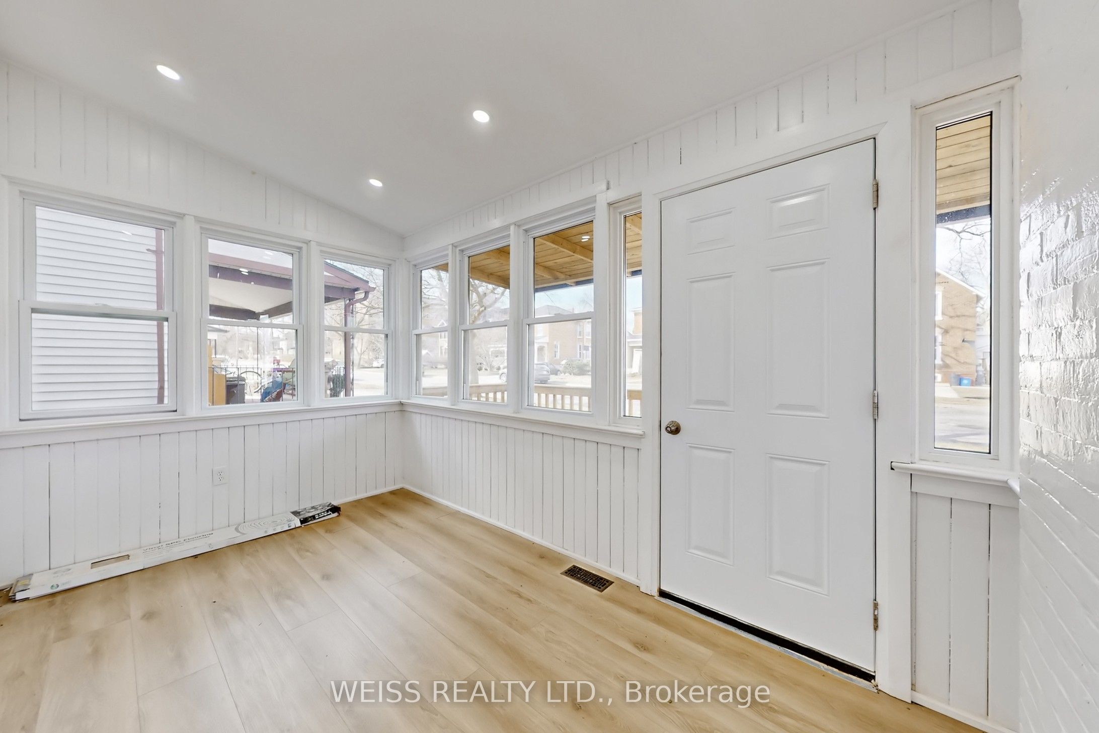 181 Talbot Street N Property Photo 4