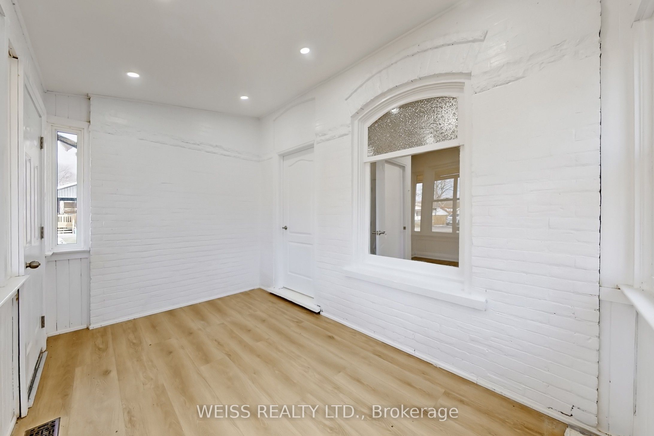 181 Talbot Street N Property Photo 5