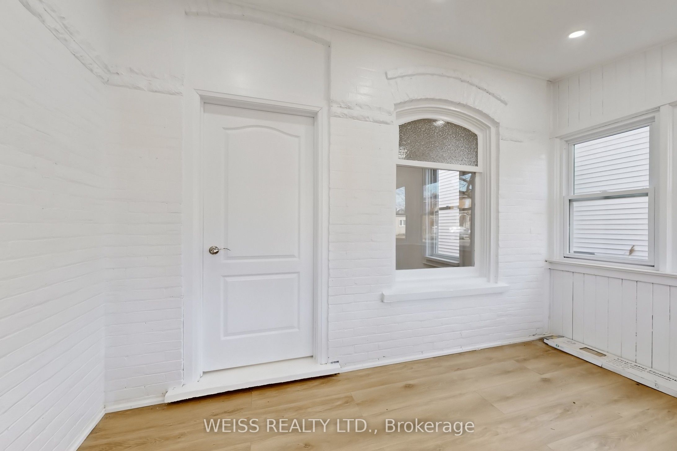 181 Talbot Street N Property Photo 6