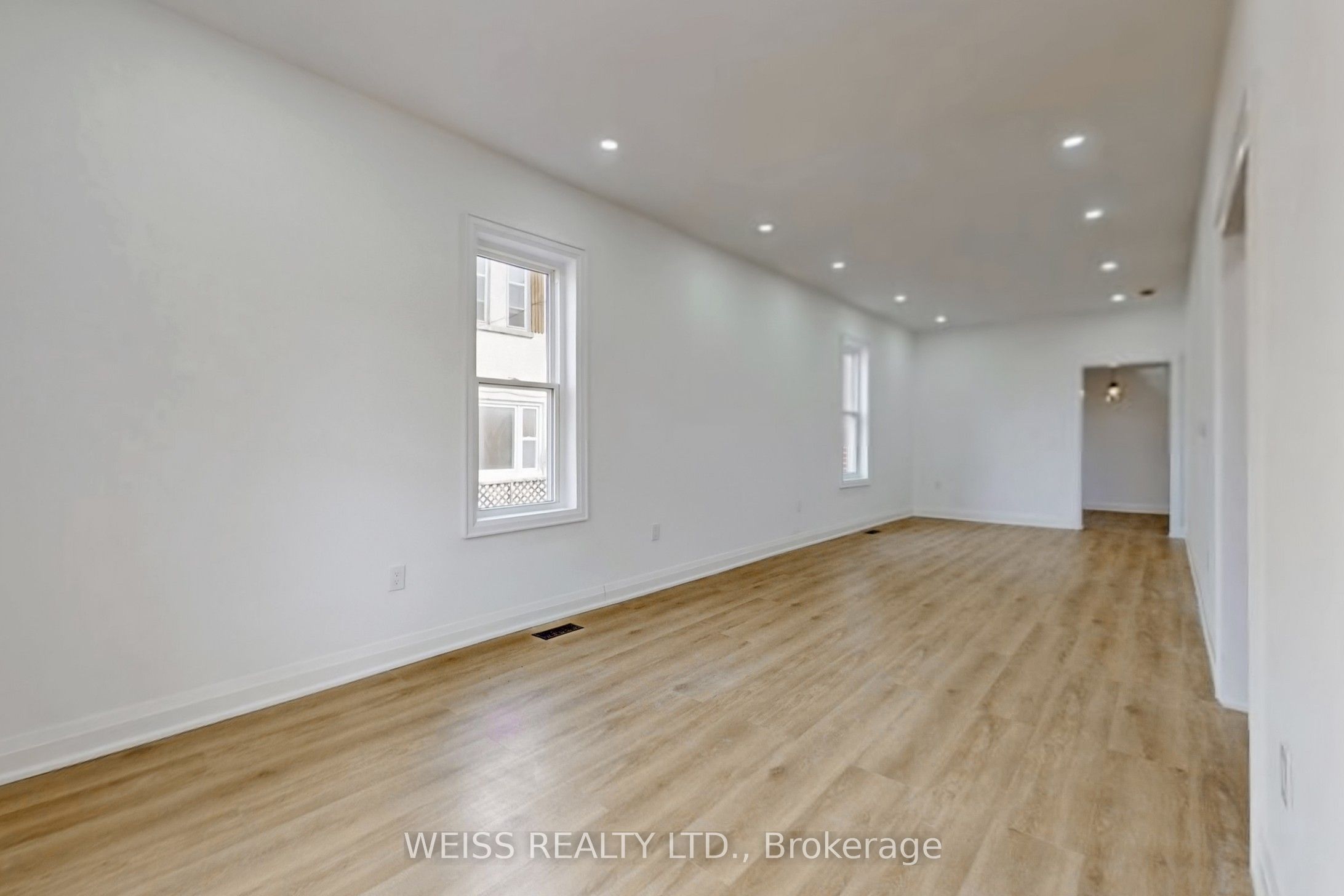 181 Talbot Street N Property Photo 9