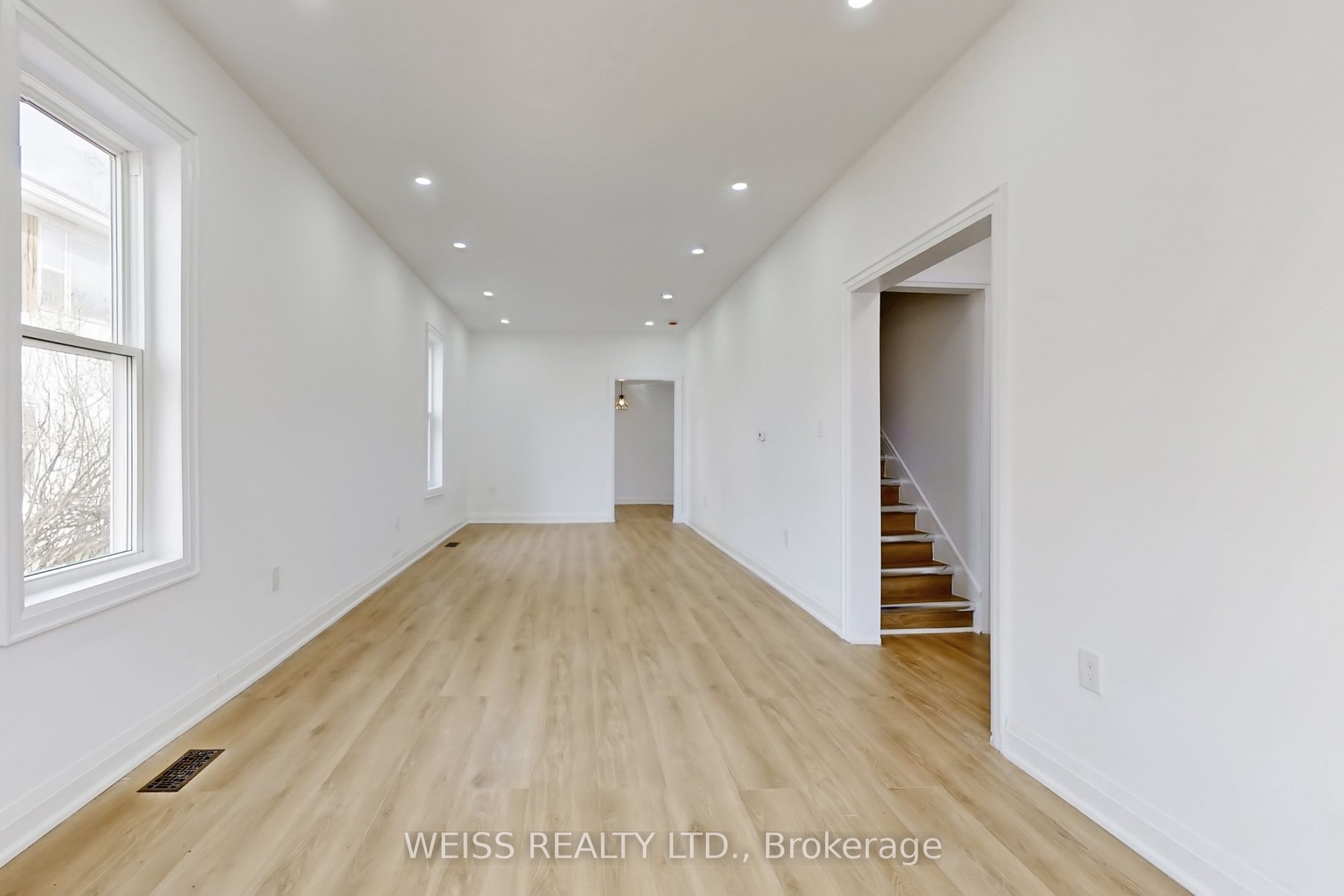 181 Talbot Street N Property Photo 10
