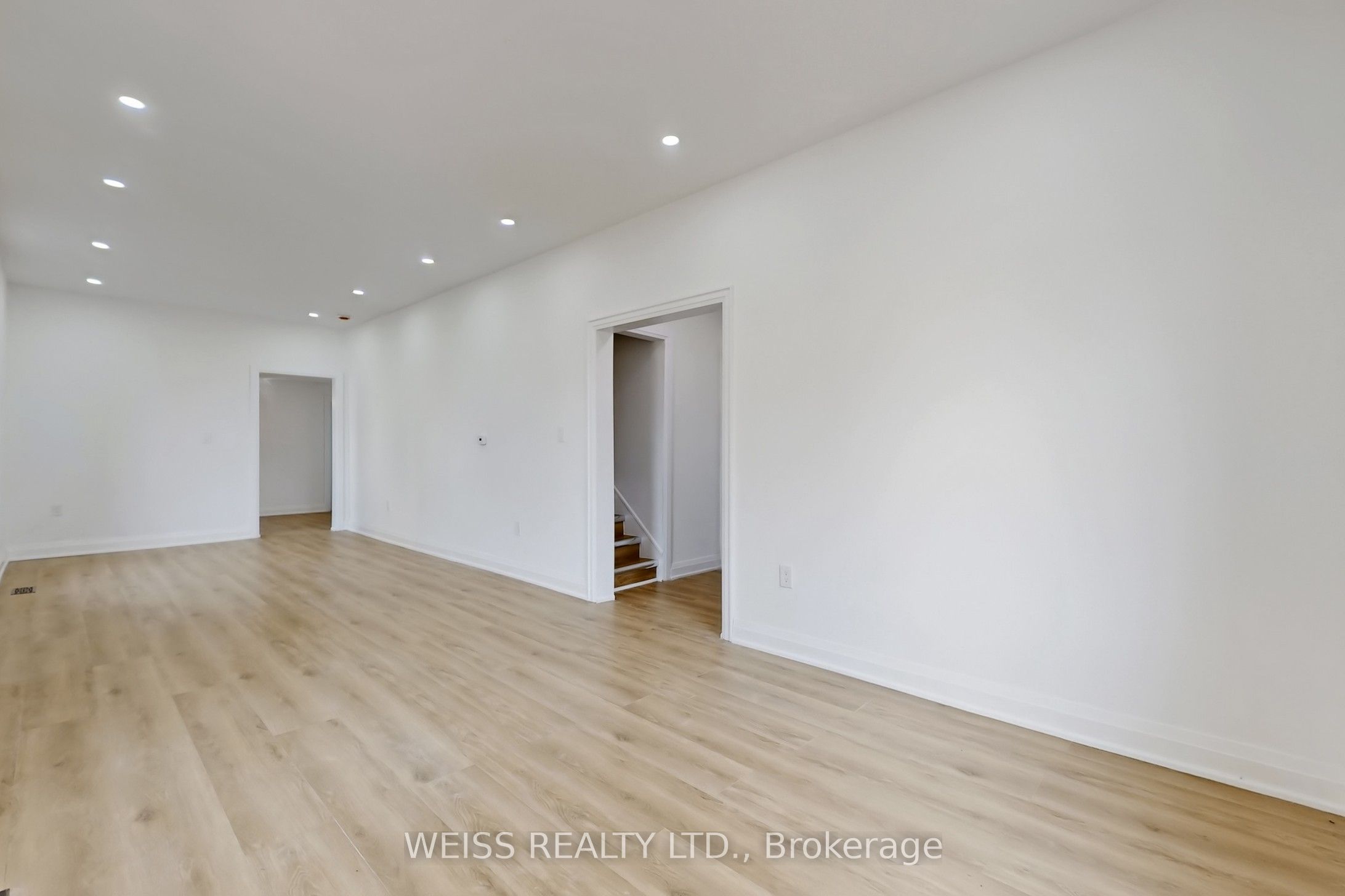 181 Talbot Street N Property Photo 11