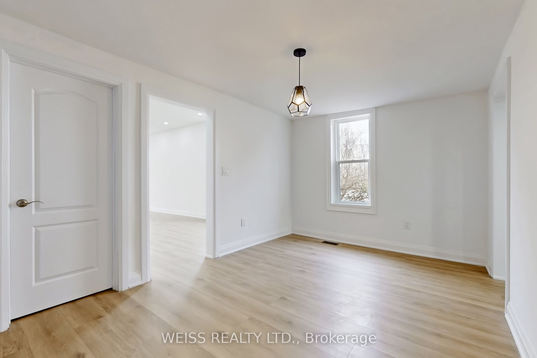 181 Talbot Street N Property Photo 12