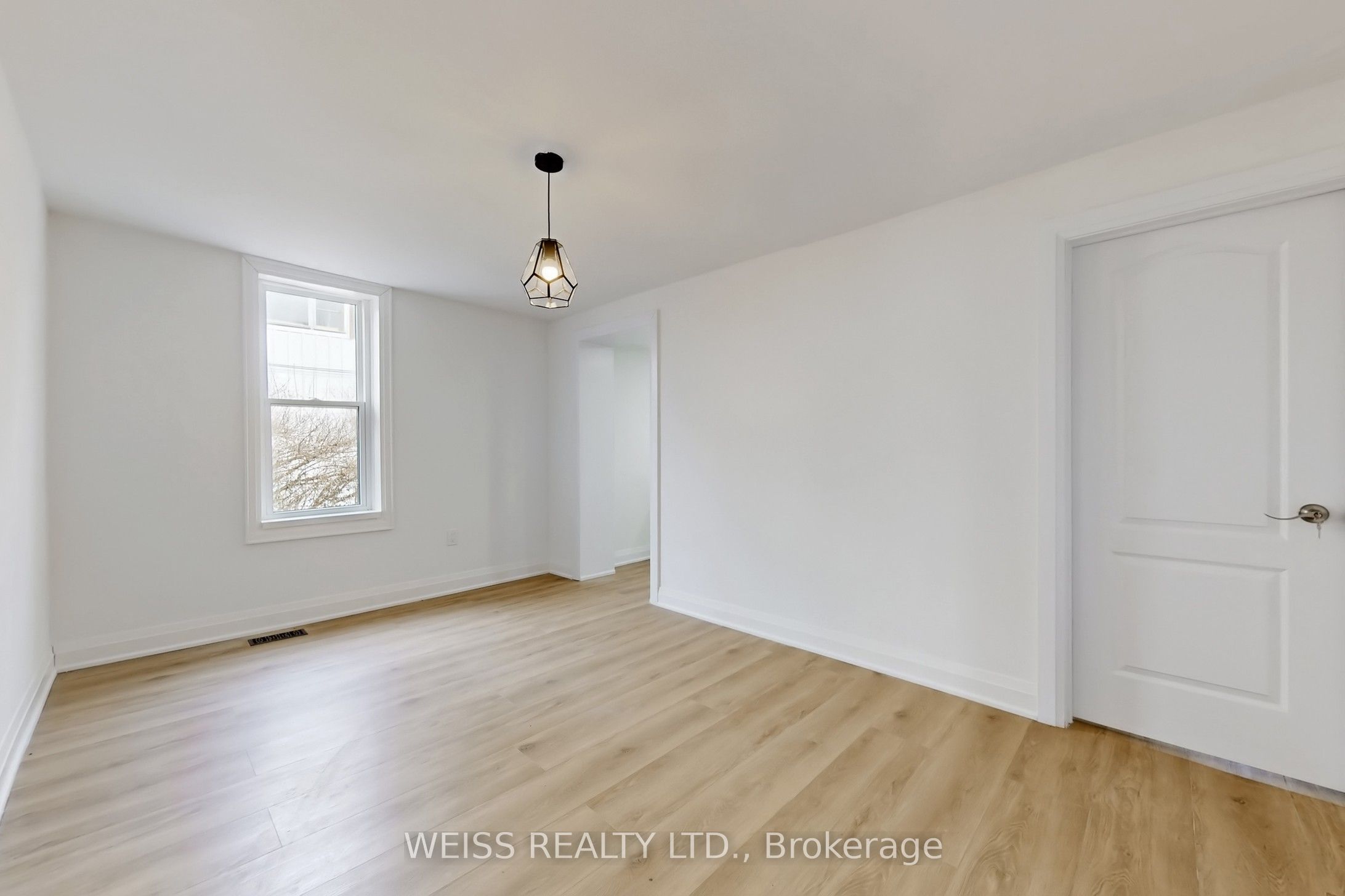 181 Talbot Street N Property Photo 14