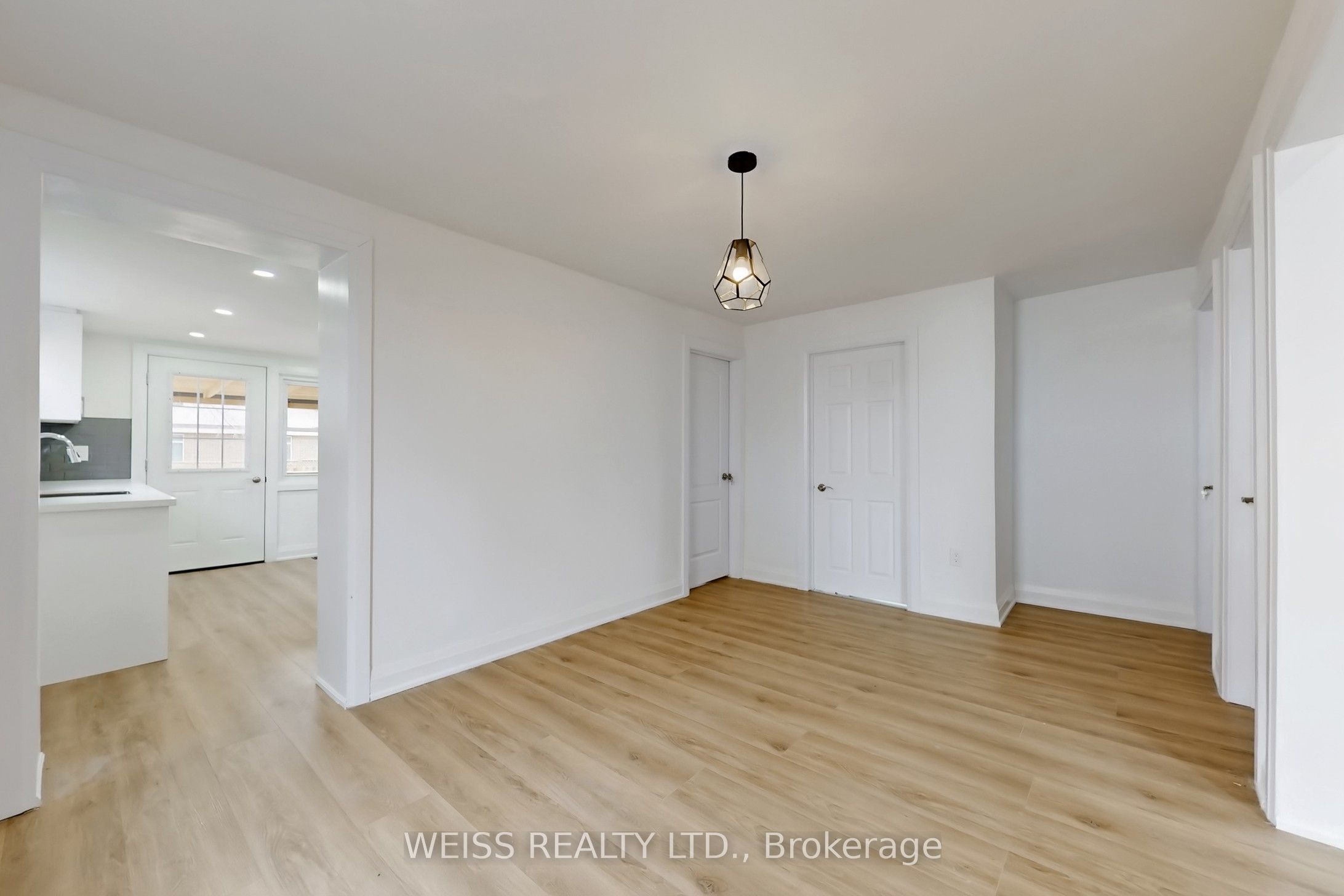 181 Talbot Street N Property Photo 15