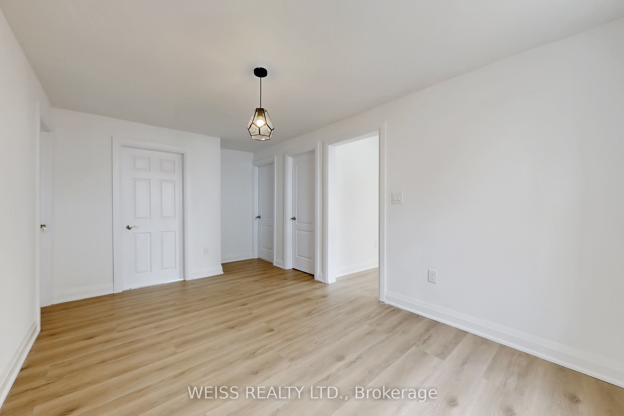 181 Talbot Street N Property Photo 16