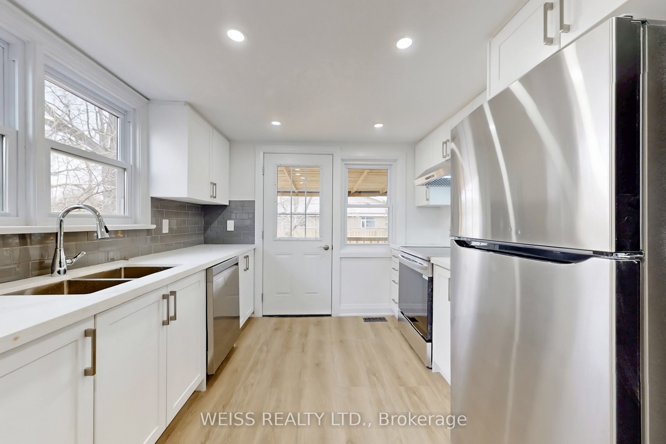 181 Talbot Street N Property Photo 17