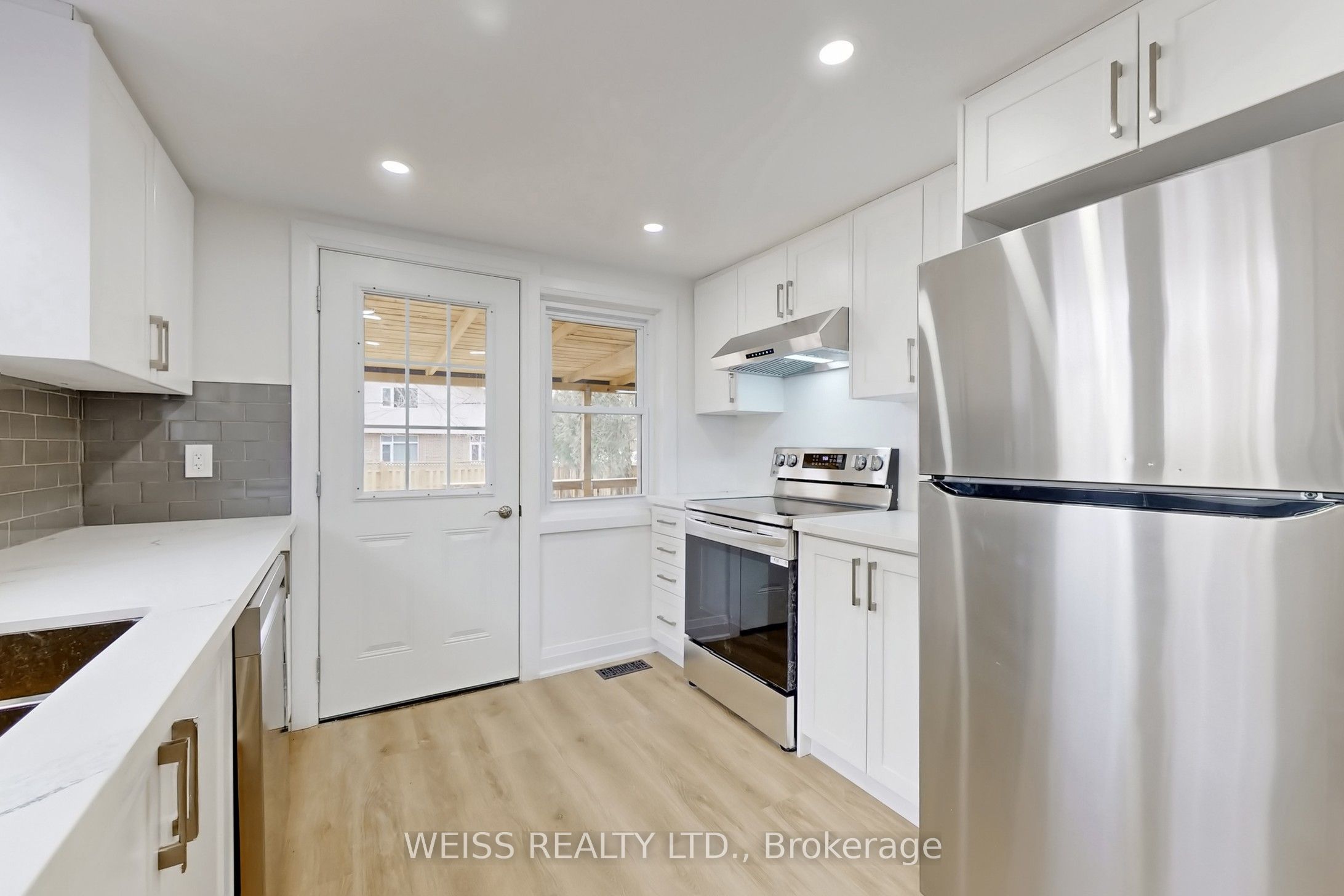 181 Talbot Street N Property Photo 20