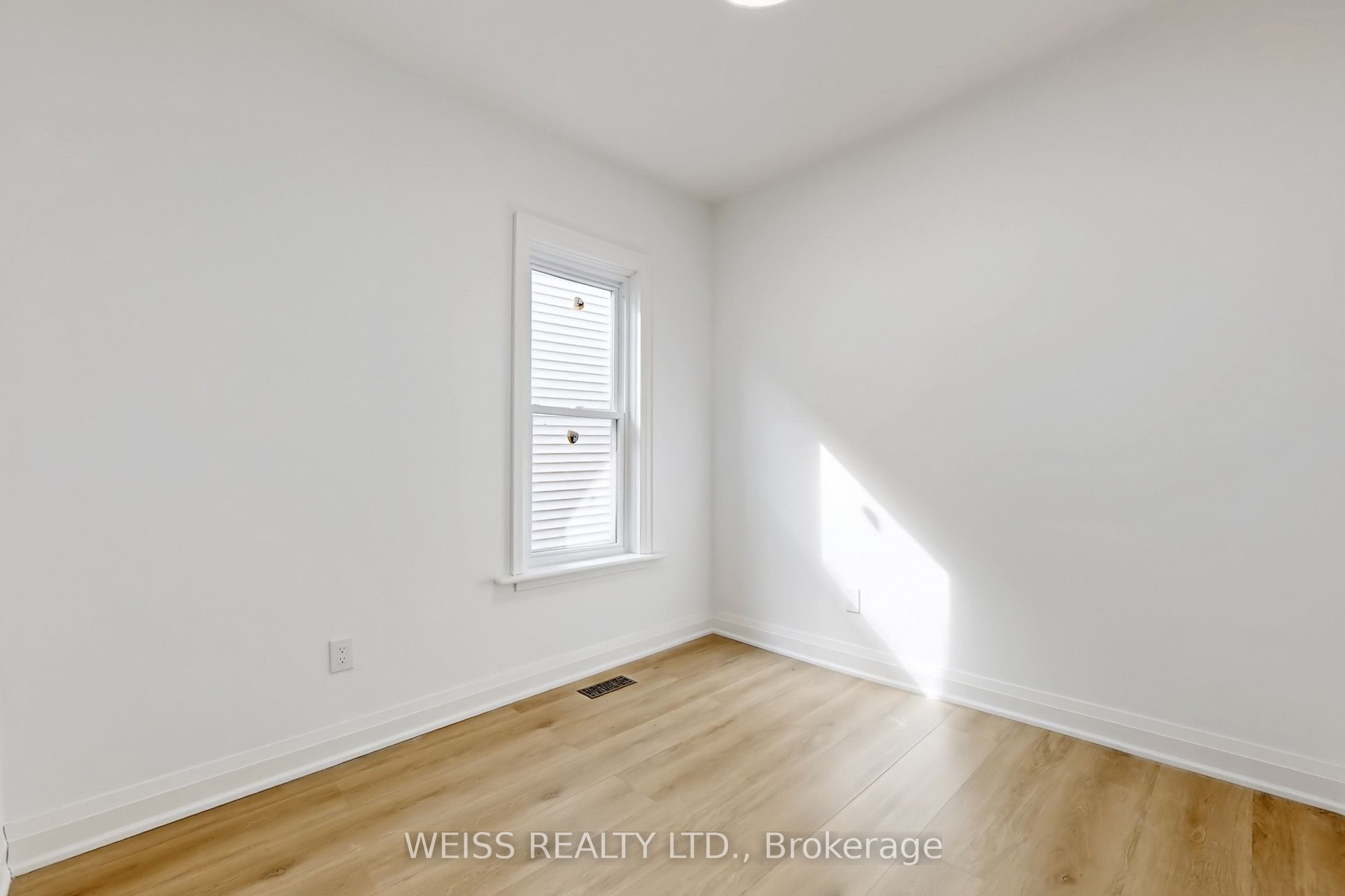 181 Talbot Street N Property Photo 24