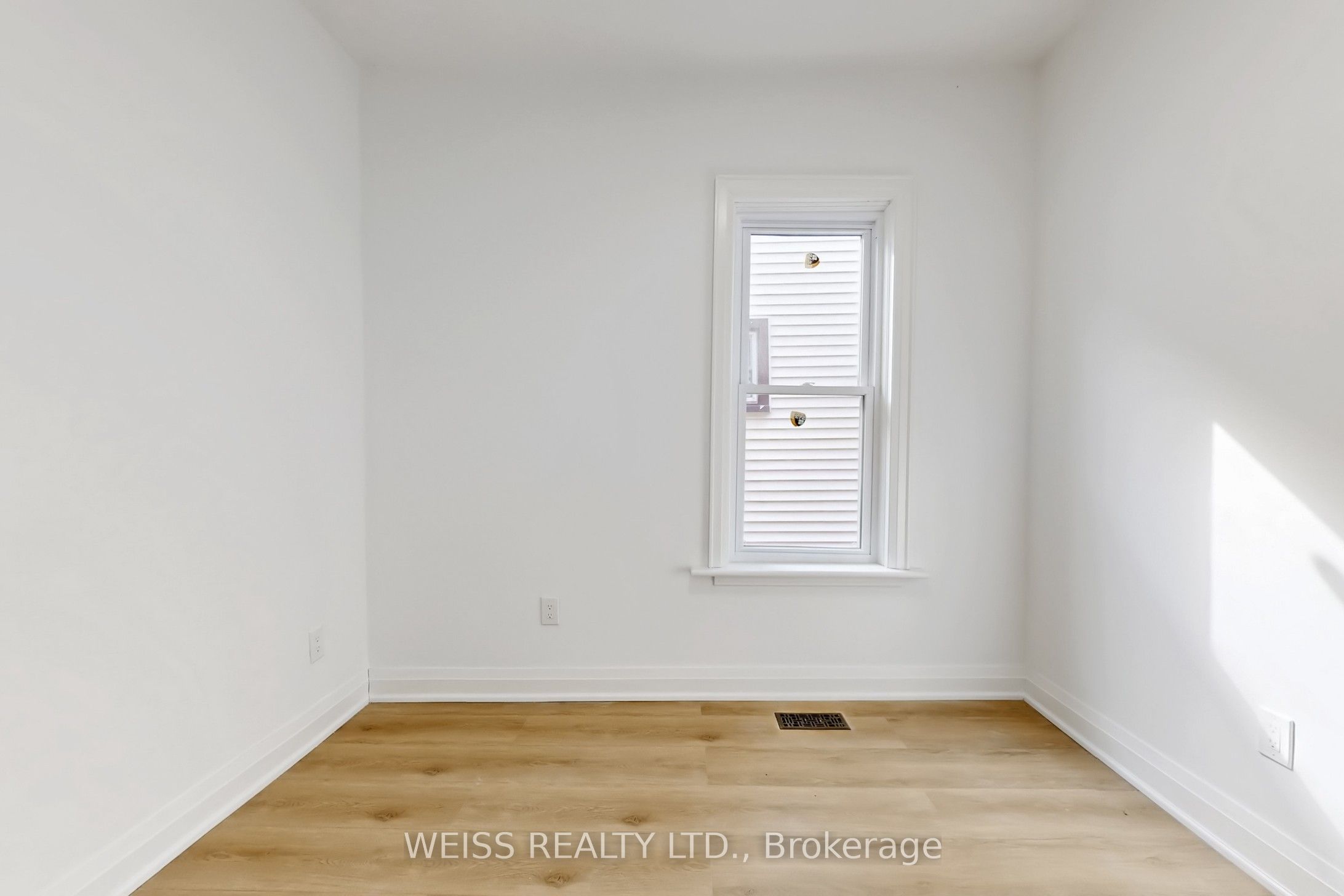 181 Talbot Street N Property Photo 25