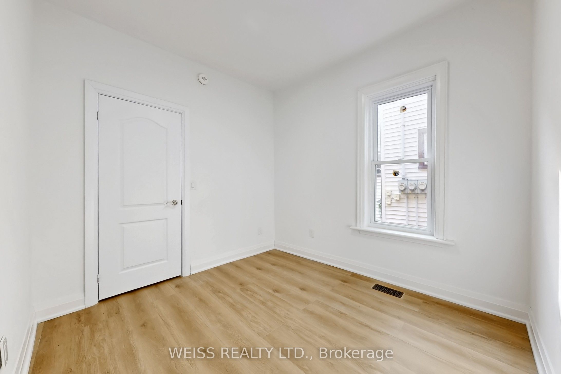 181 Talbot Street N Property Photo 26