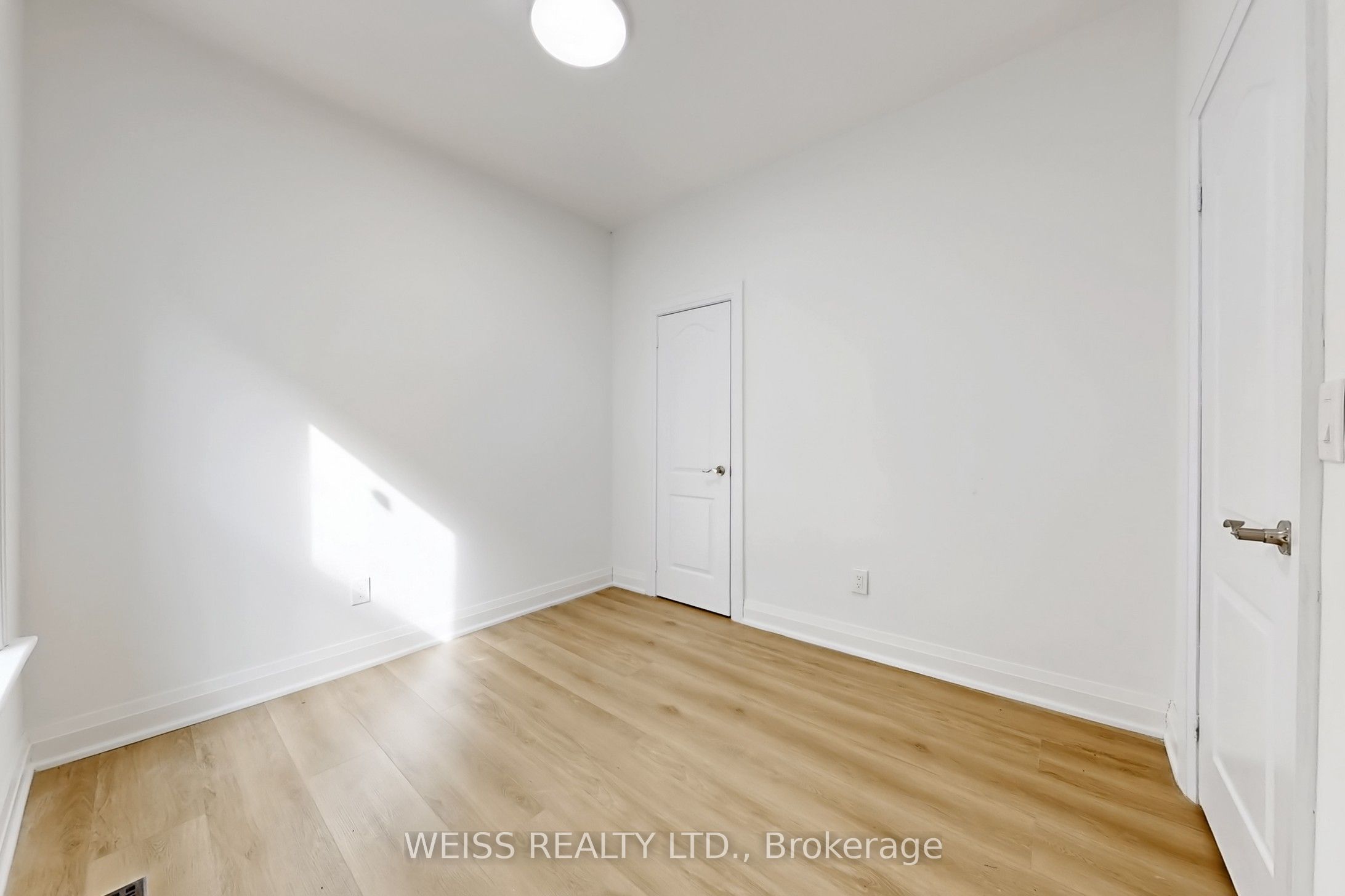 181 Talbot Street N Property Photo 28