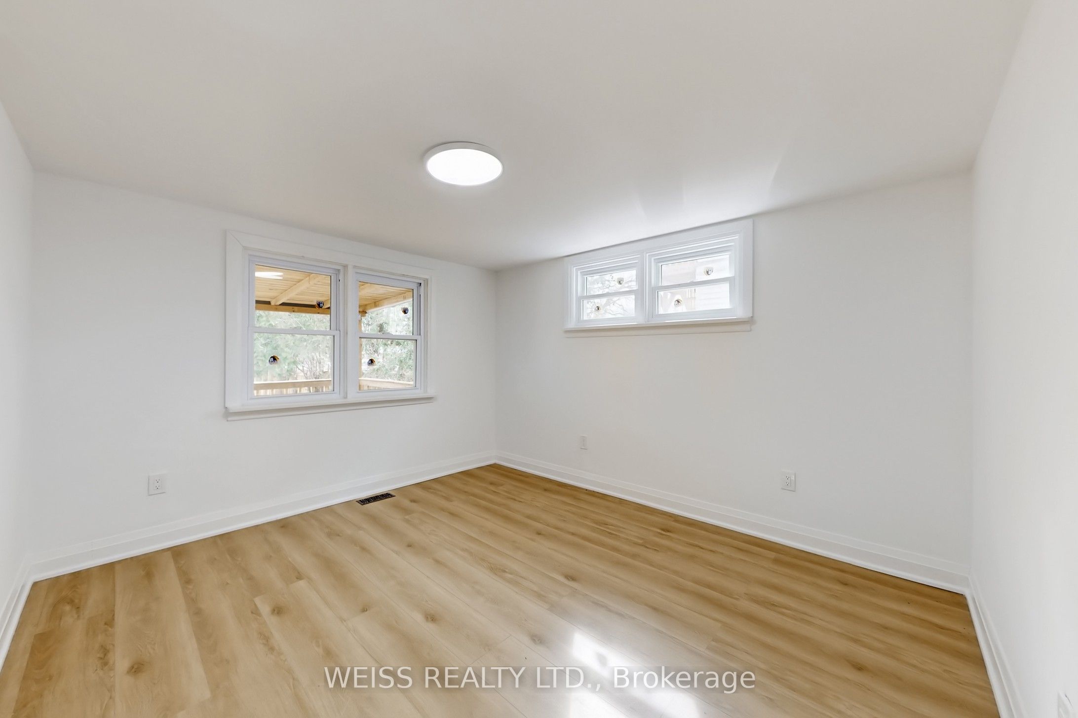 181 Talbot Street N Property Photo 29