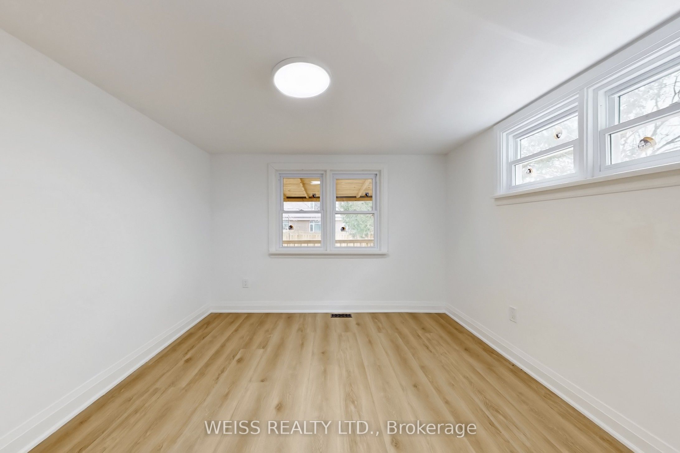 181 Talbot Street N Property Photo 30