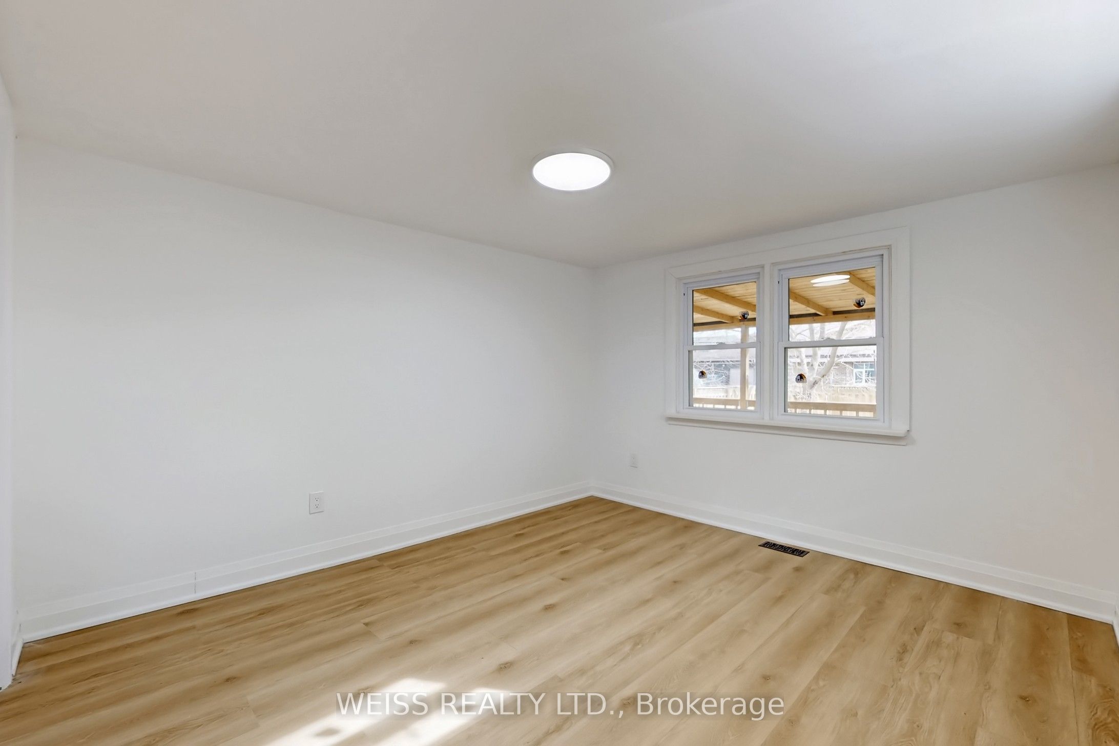 181 Talbot Street N Property Photo 31