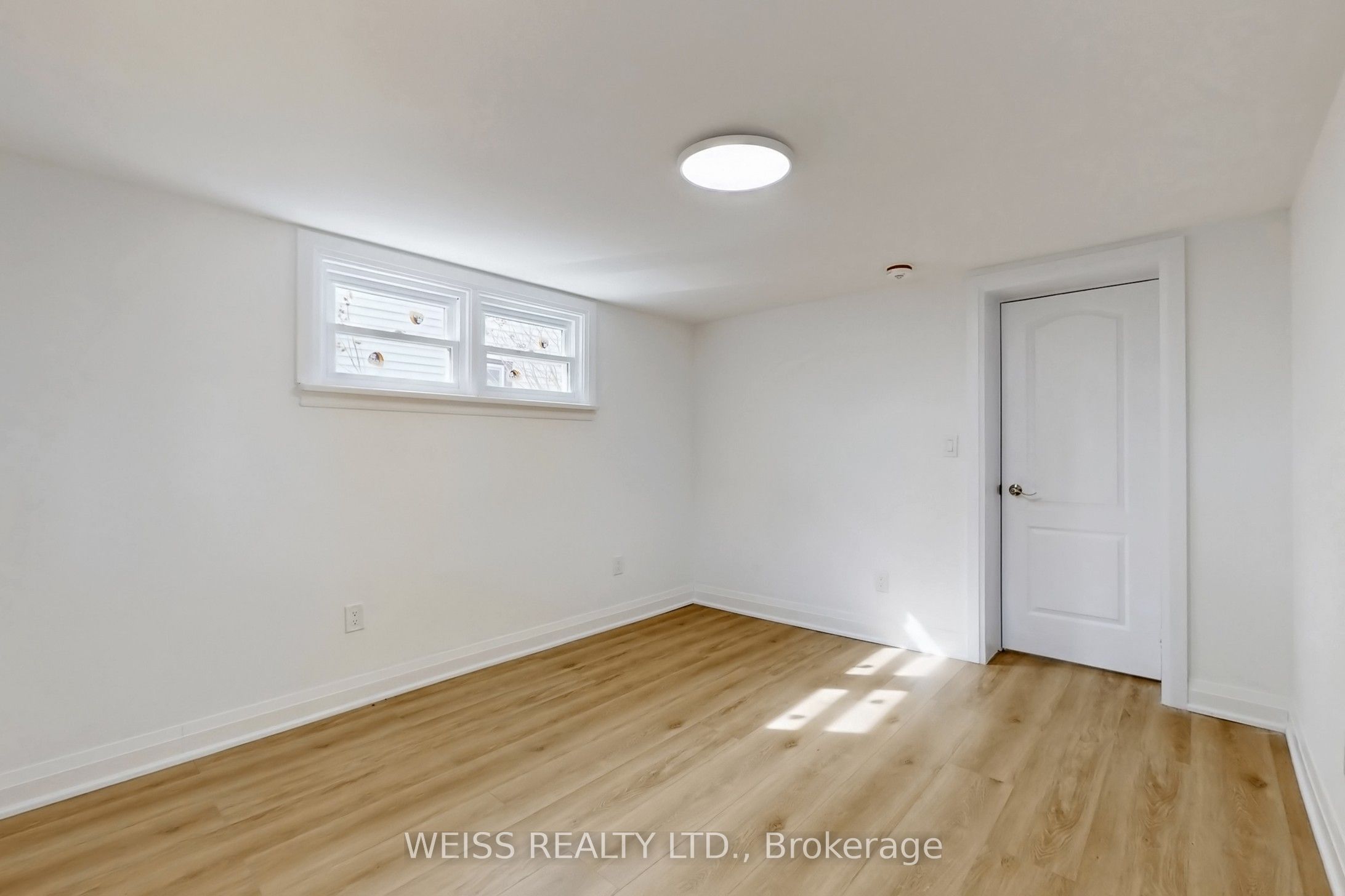 181 Talbot Street N Property Photo 33