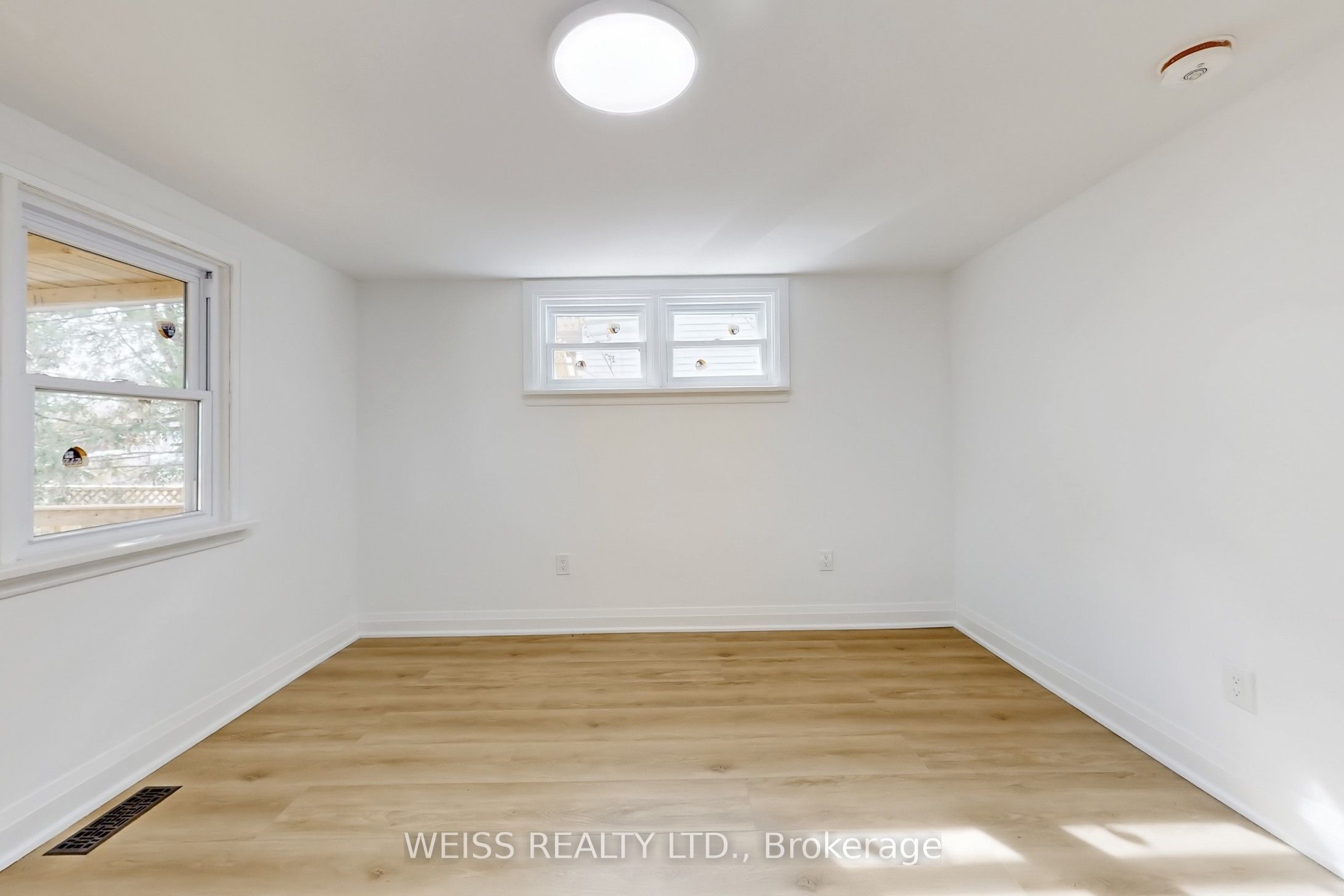 181 Talbot Street N Property Photo 34