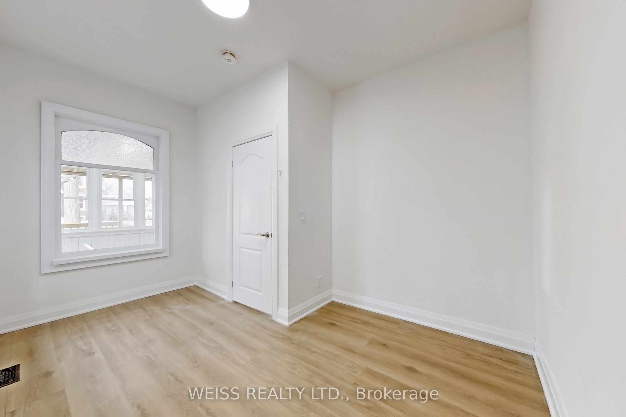 181 Talbot Street N Property Photo 35