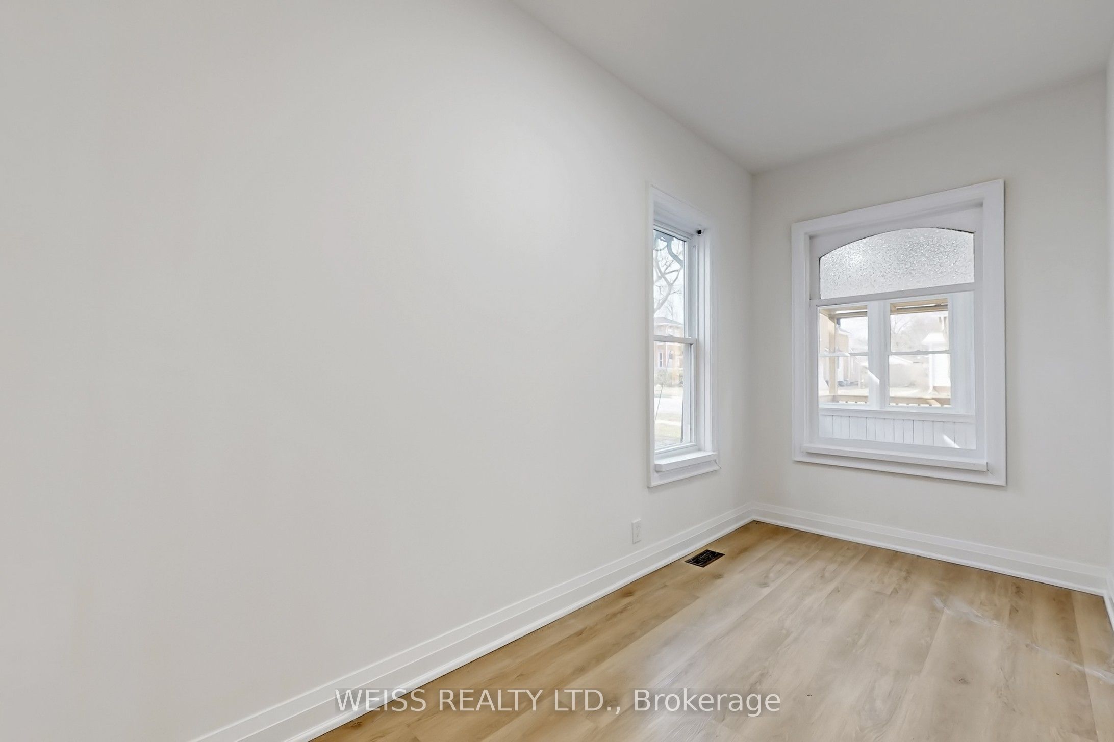 181 Talbot Street N Property Photo 36