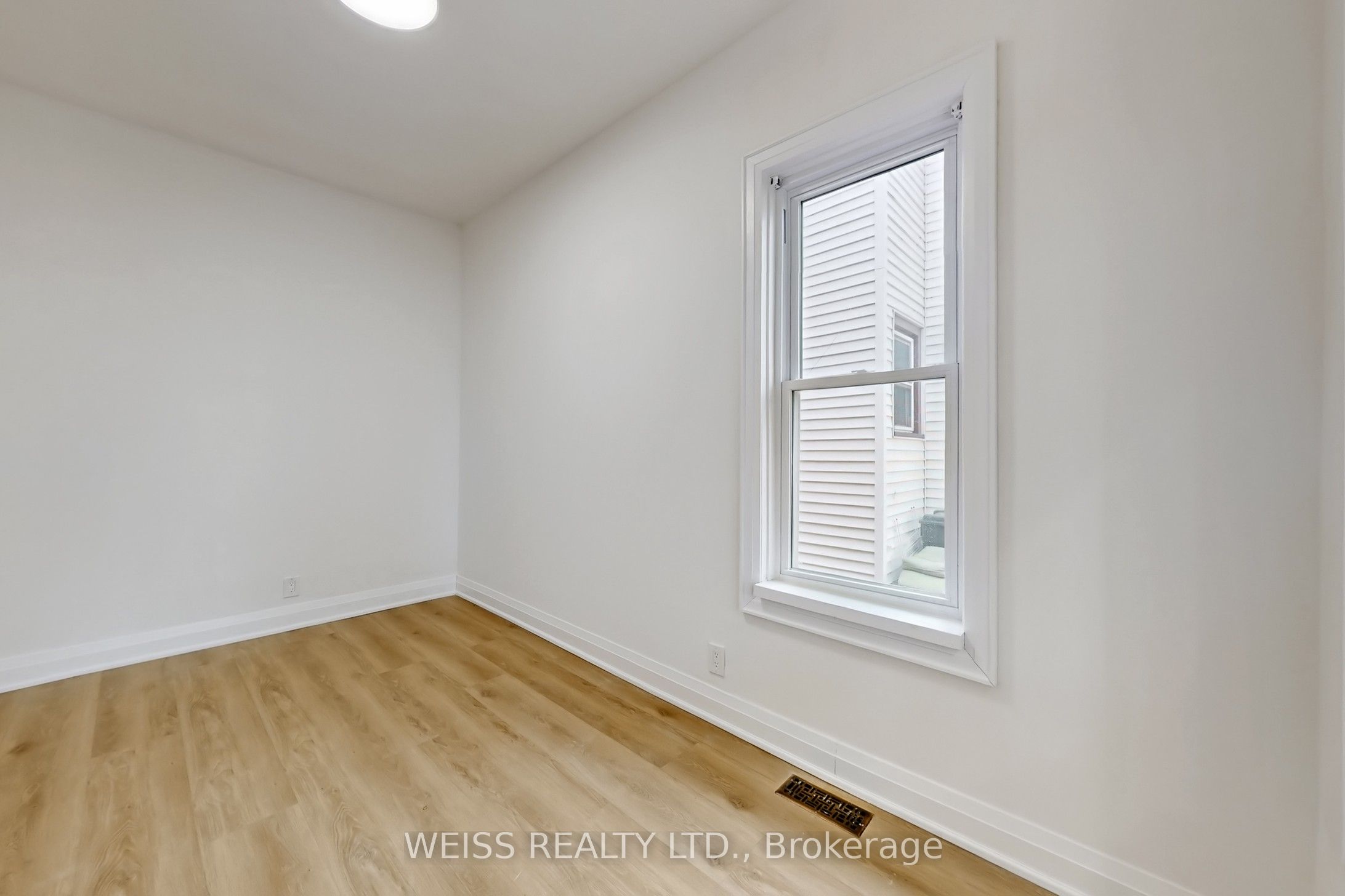 181 Talbot Street N Property Photo 38