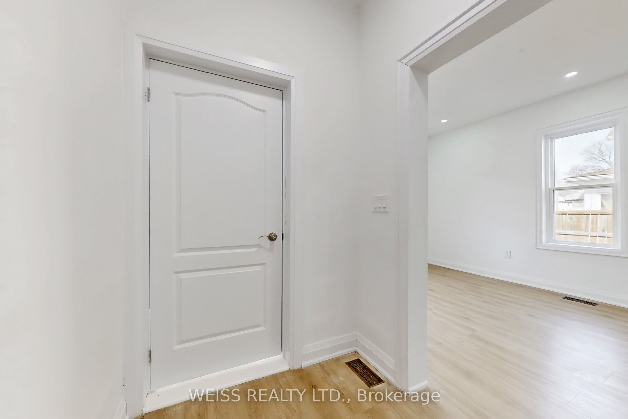 181 Talbot Street N Property Photo 43