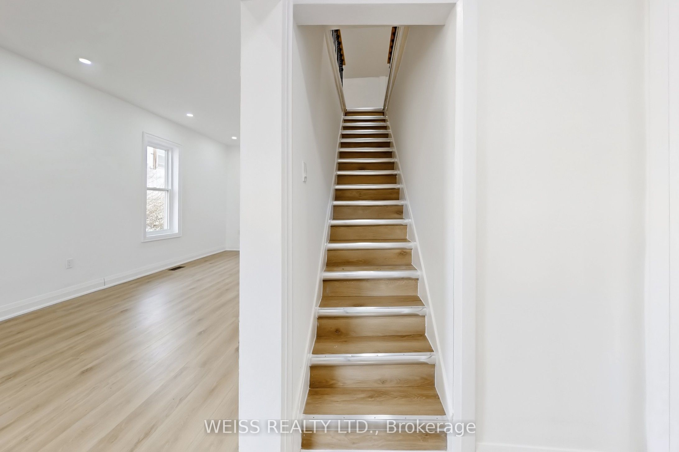 181 Talbot Street N Property Photo 44