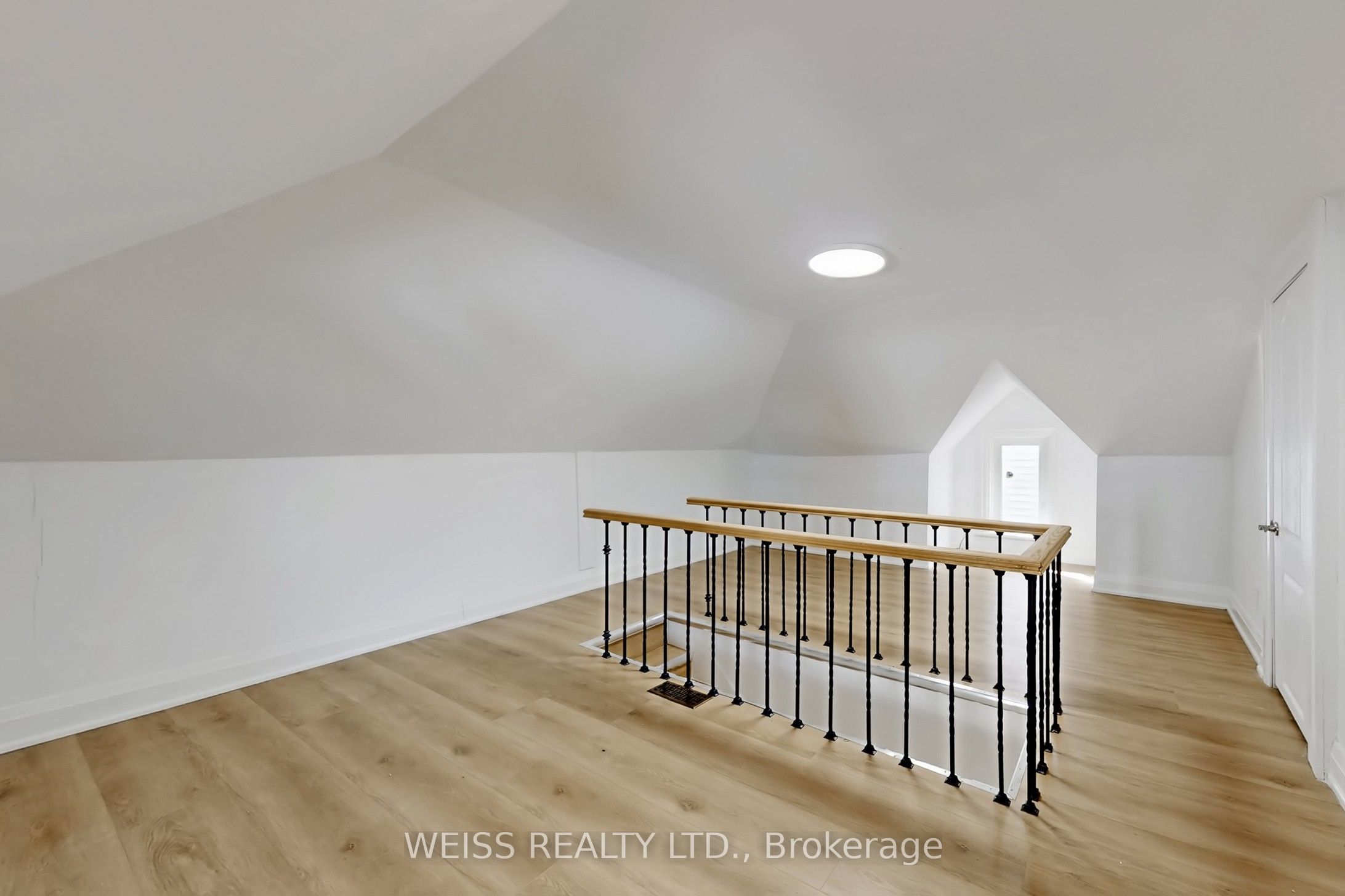 181 Talbot Street N Property Photo 45